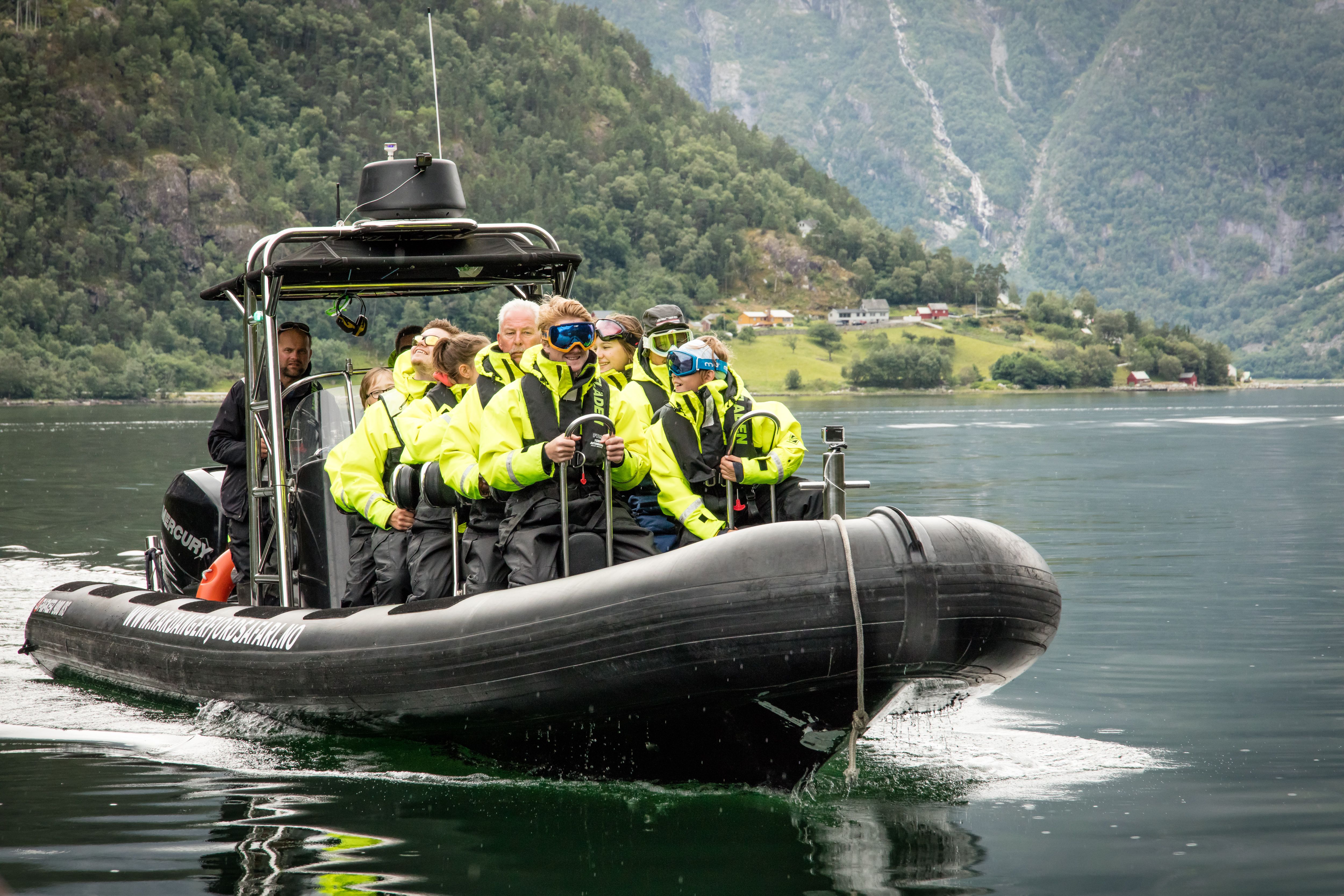 En ribbåt fylt med passasjerer, sett forfra.