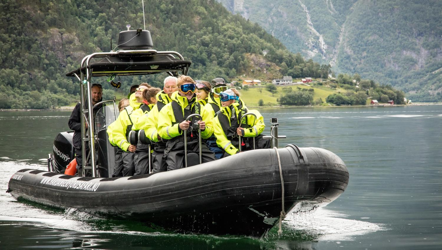 En ribbåt fylt med passasjerer, sett forfra.
