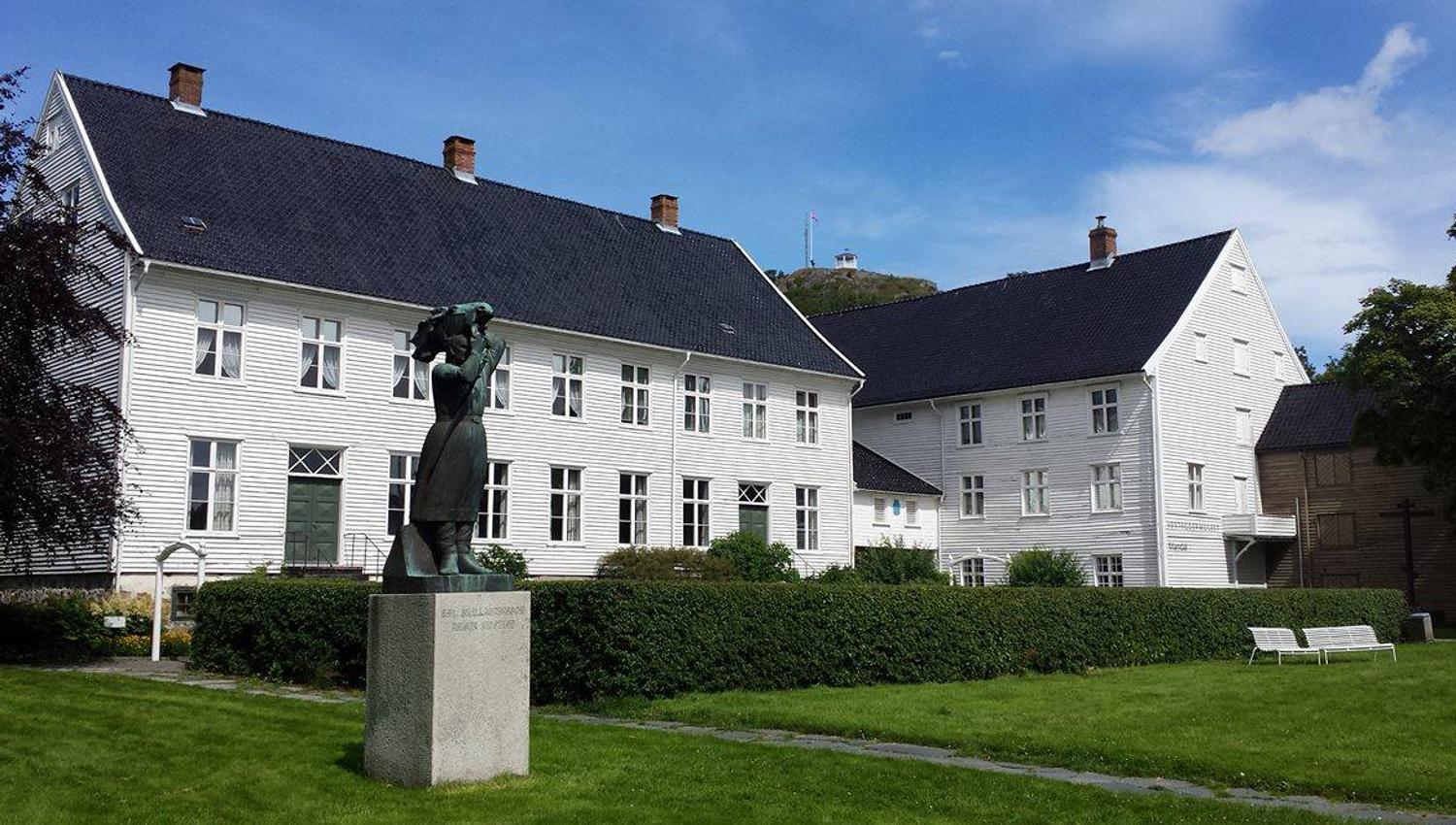 Andorsengården med skulpturen "Egil Skallagrimsson reiser nidstang" (mann som holder en avhugget hestehode over hodet sitt)