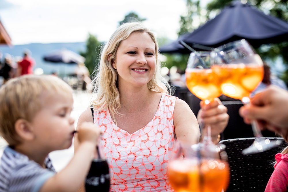 Gjester koser seg på terrassen på Straand Hotel