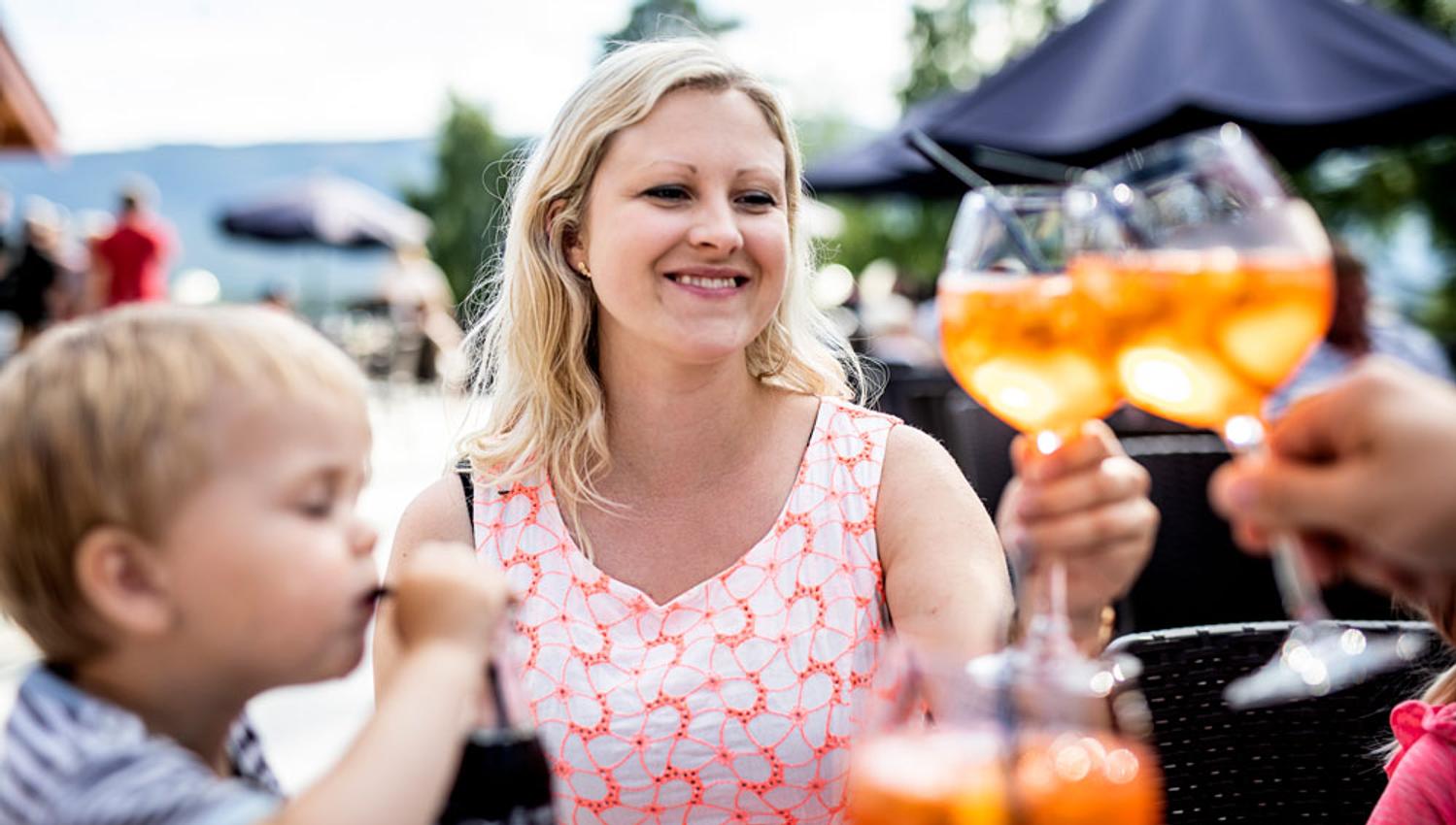 Gjester koser seg på terrassen på Straand Hotel