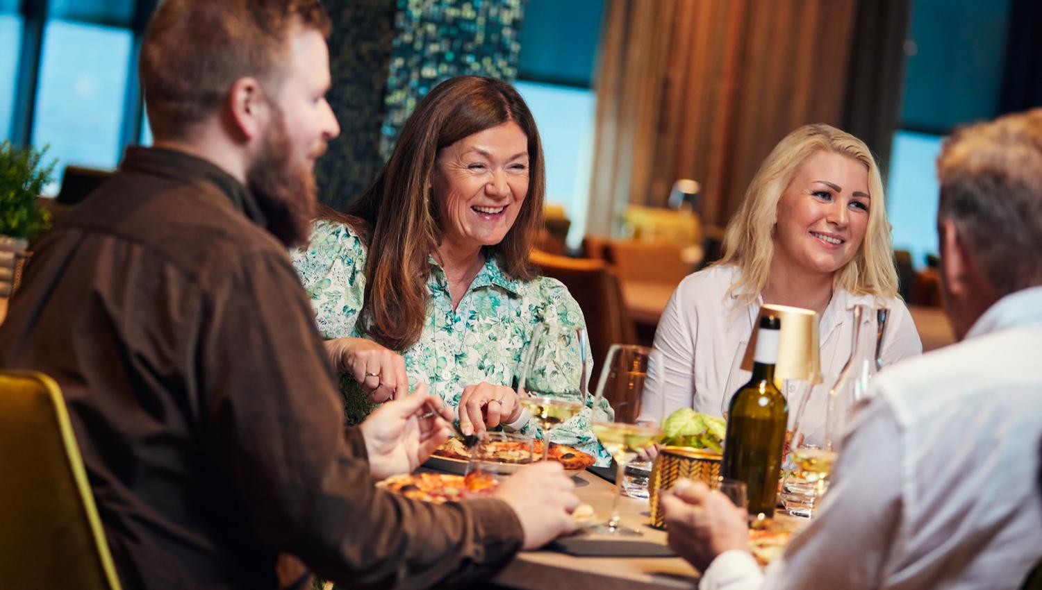 To par ved et spisebord