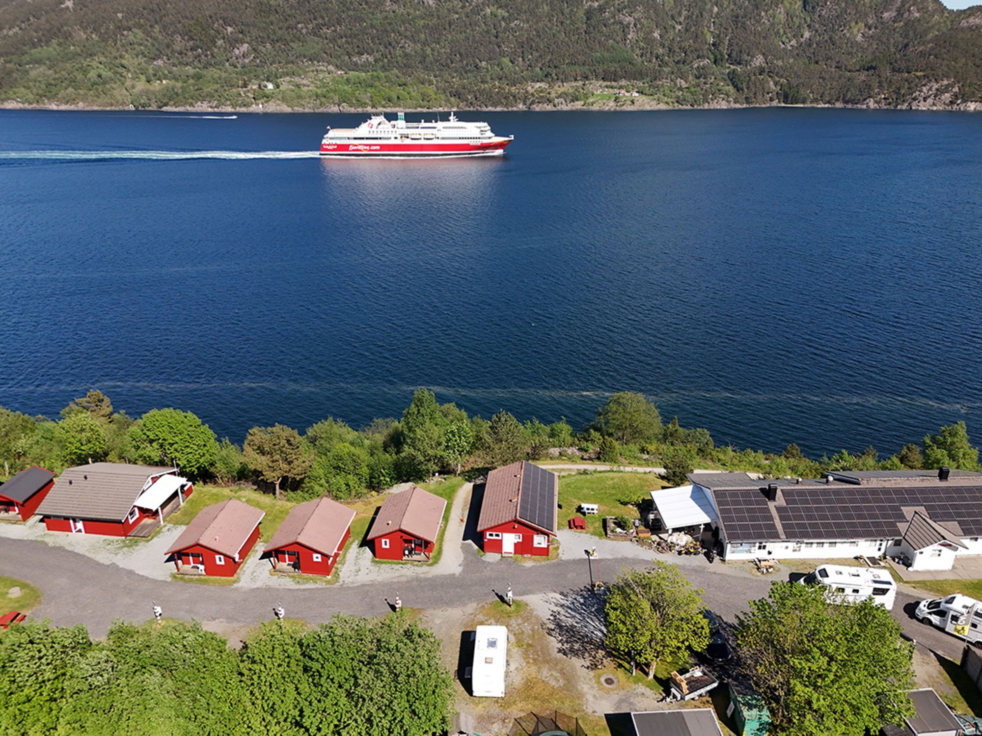 Langenuen Motel & Camping ligg like ved seglingsleia