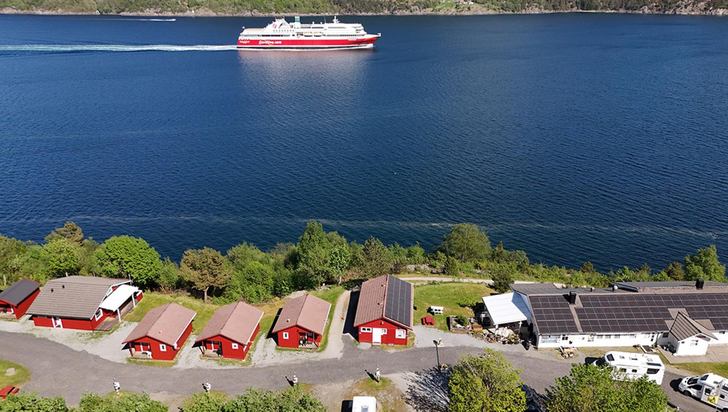 Langenuen Motel & Camping ligg like ved seglingsleia