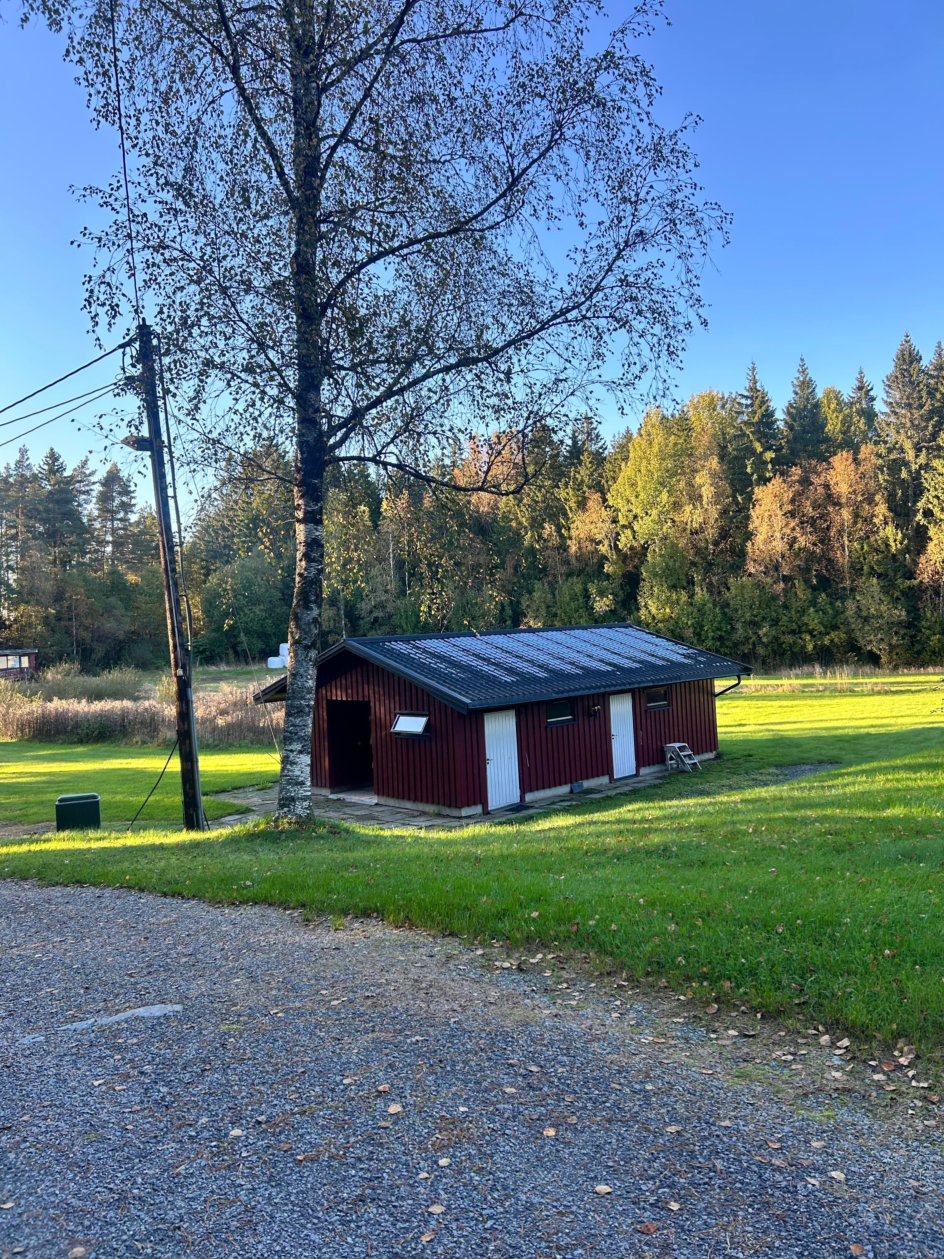 Sanitærbygningen med to dører