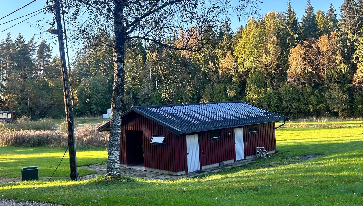 Sanitærbygningen med to dører