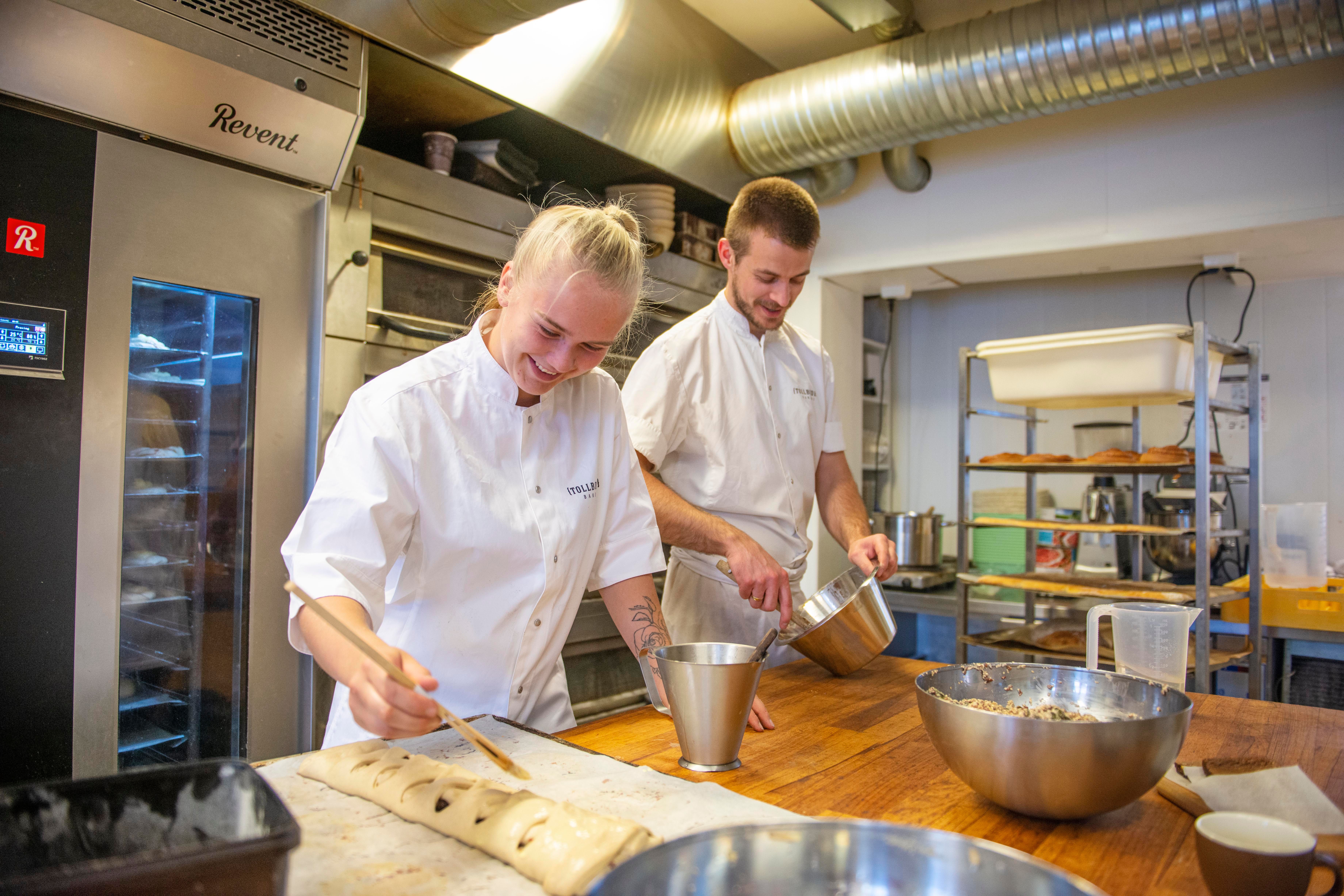 Jonathan Burt og Hanne Nomeland baker hos Tollboden Bakeri