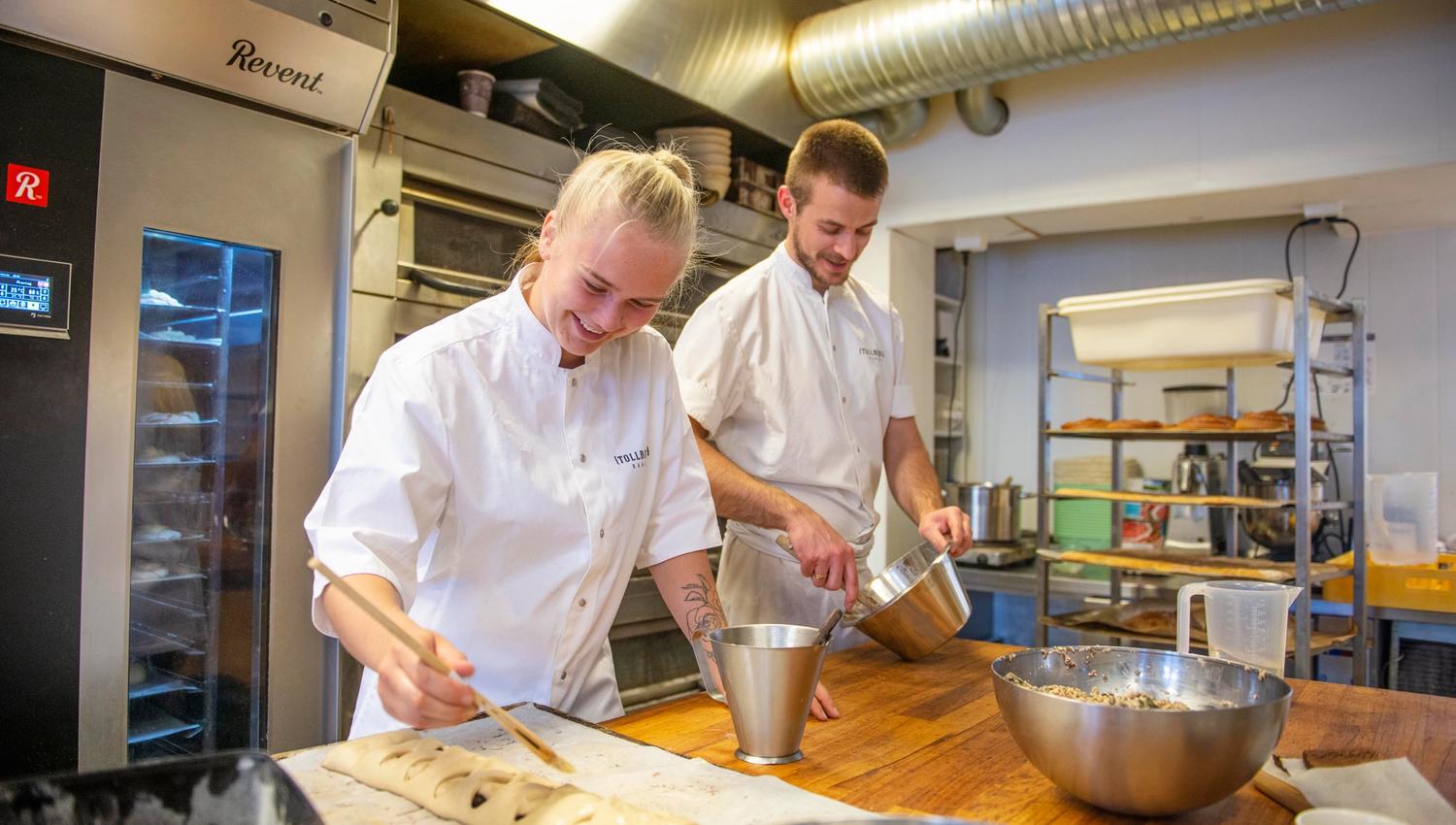 Jonathan Burt og Hanne Nomeland baker hos Tollboden Bakeri