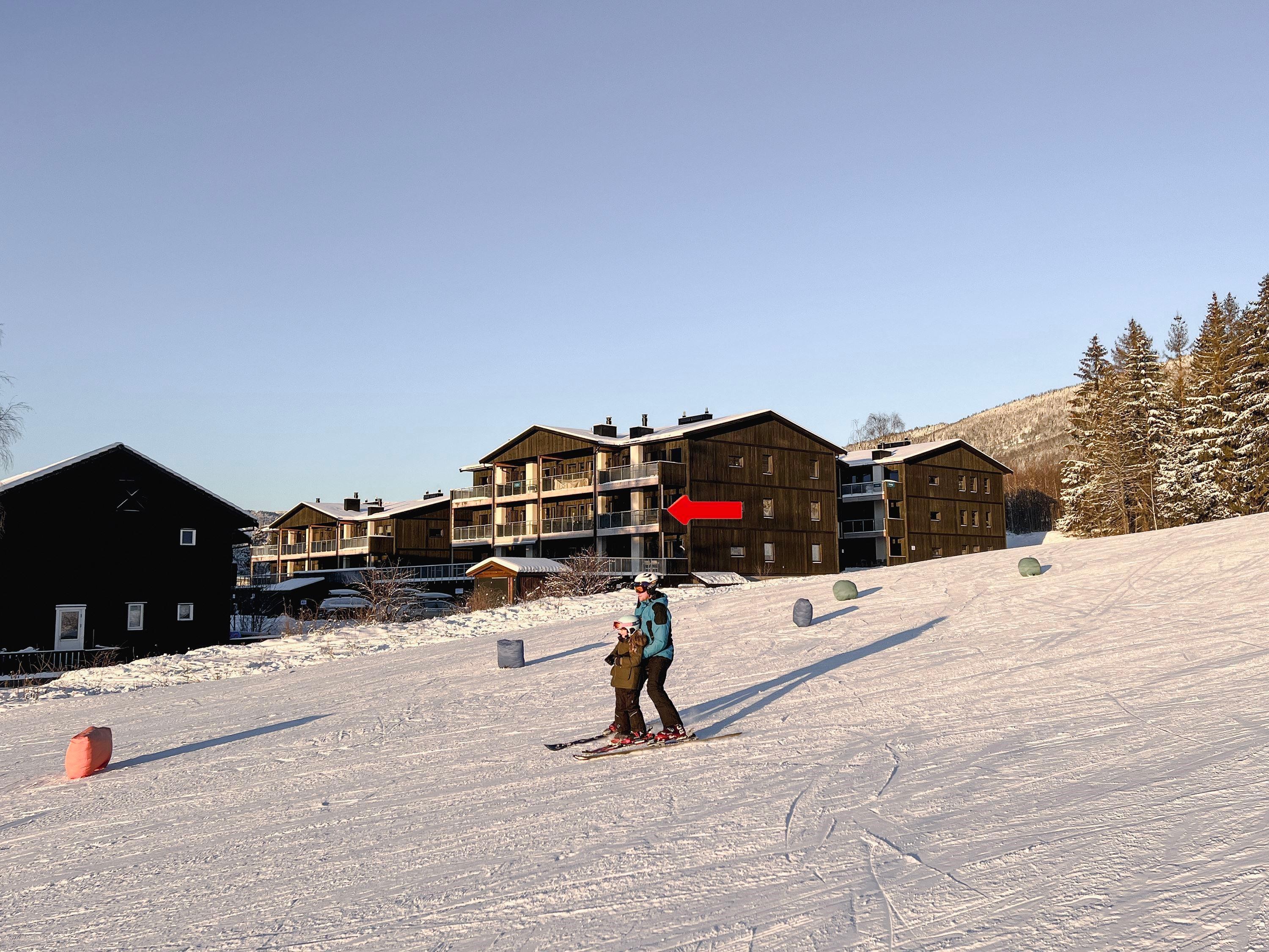 Ein paar Leute, die im Schnee Ski fahren.