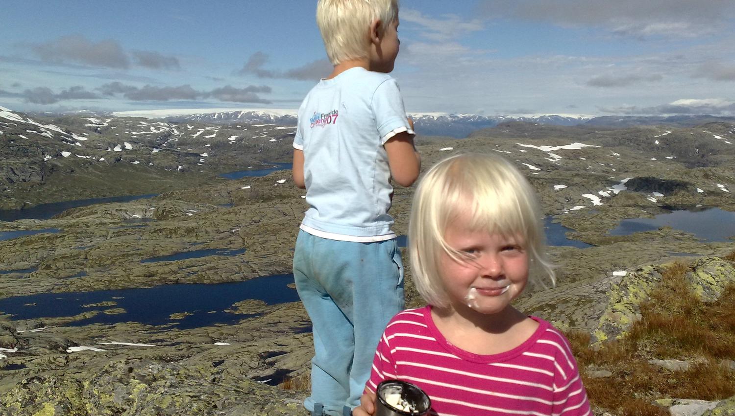 Born nyt fjellutsikta frå Røldalssåto i Hardanger – ein familievennleg topptur med vidt utsyn.