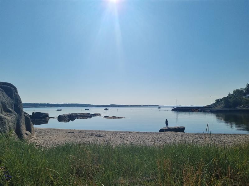 Gutt på stein langs stranda