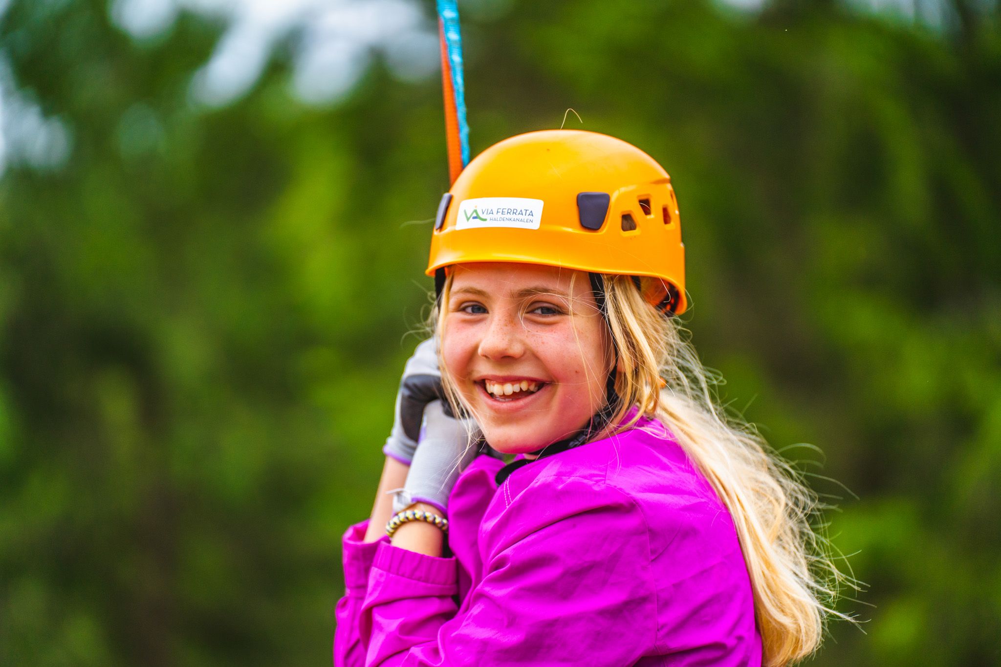 Jente på vei ned i zip-linen i Via ferrata Haldenkanalen