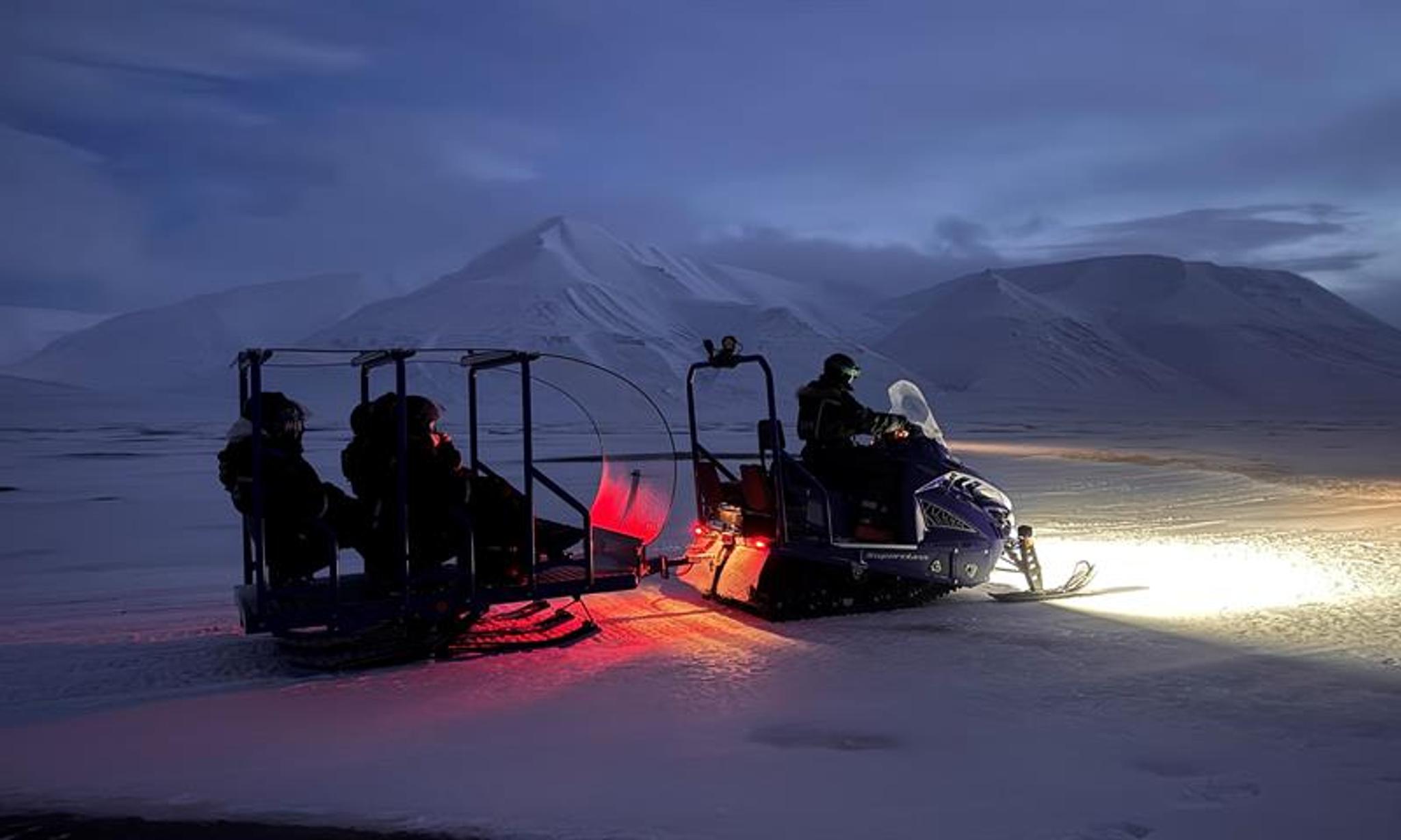 Sleigh ride by snowmobile - Spitzbergen Adventures