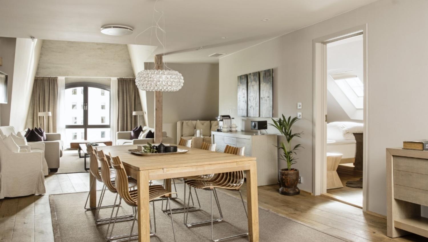 Lyse farger og stort rom hos Hotel Brosundet.