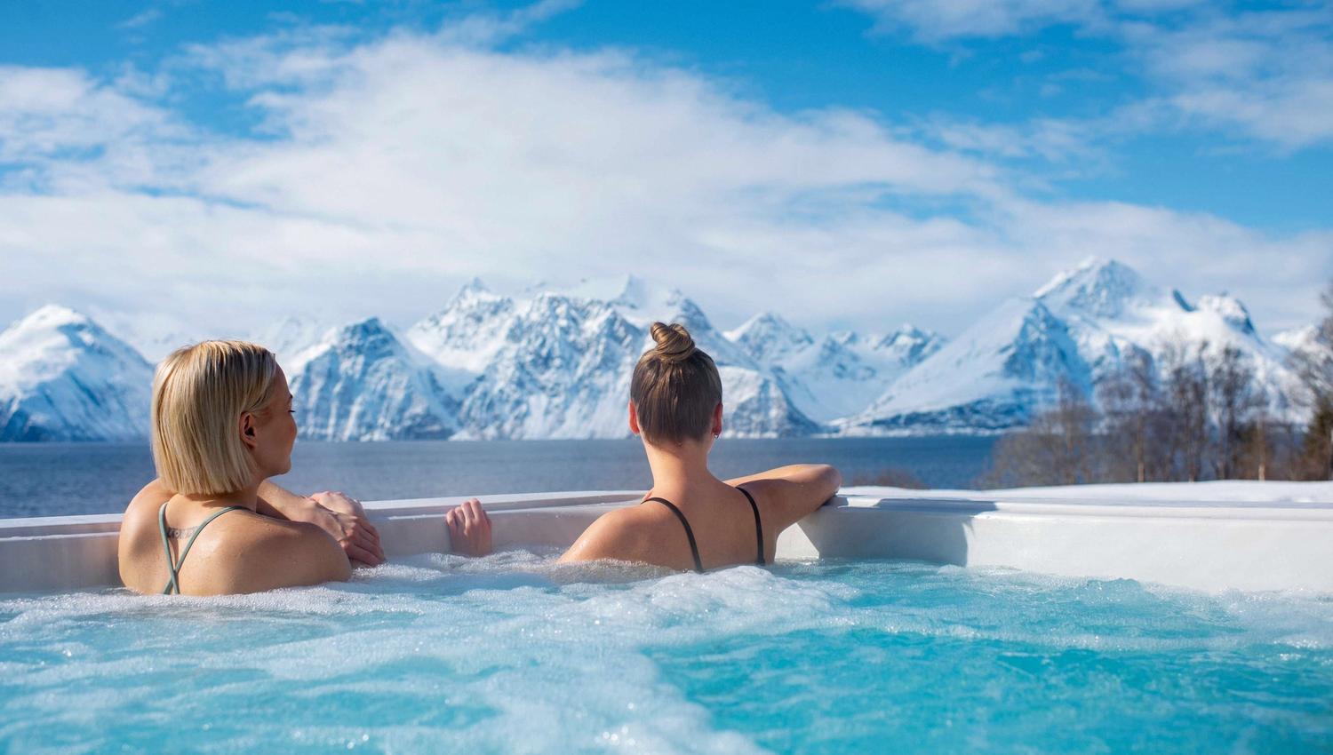 To personer i et boblebad