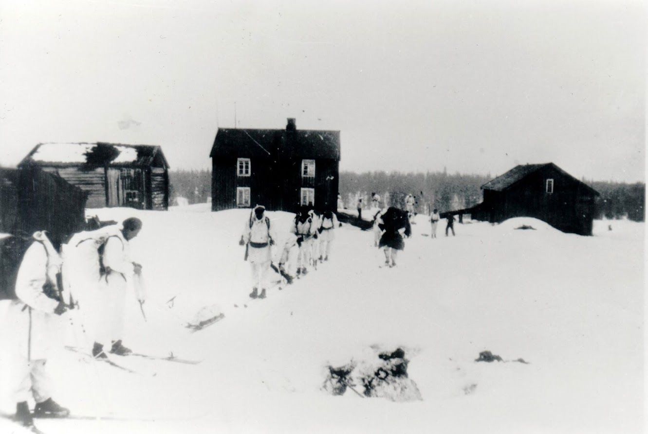 Foto fra Gjefsjø arkivet. Operasjon Rype på ski på Gjefsjøen Fjellgård i 1945
