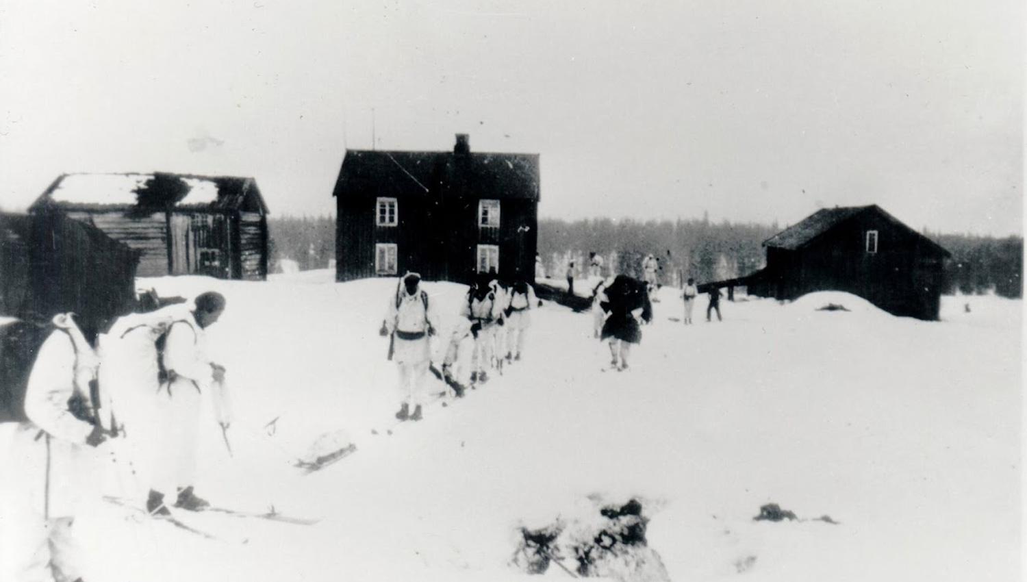 Foto fra Gjefsjø arkivet. Operasjon Rype på ski på Gjefsjøen Fjellgård i 1945