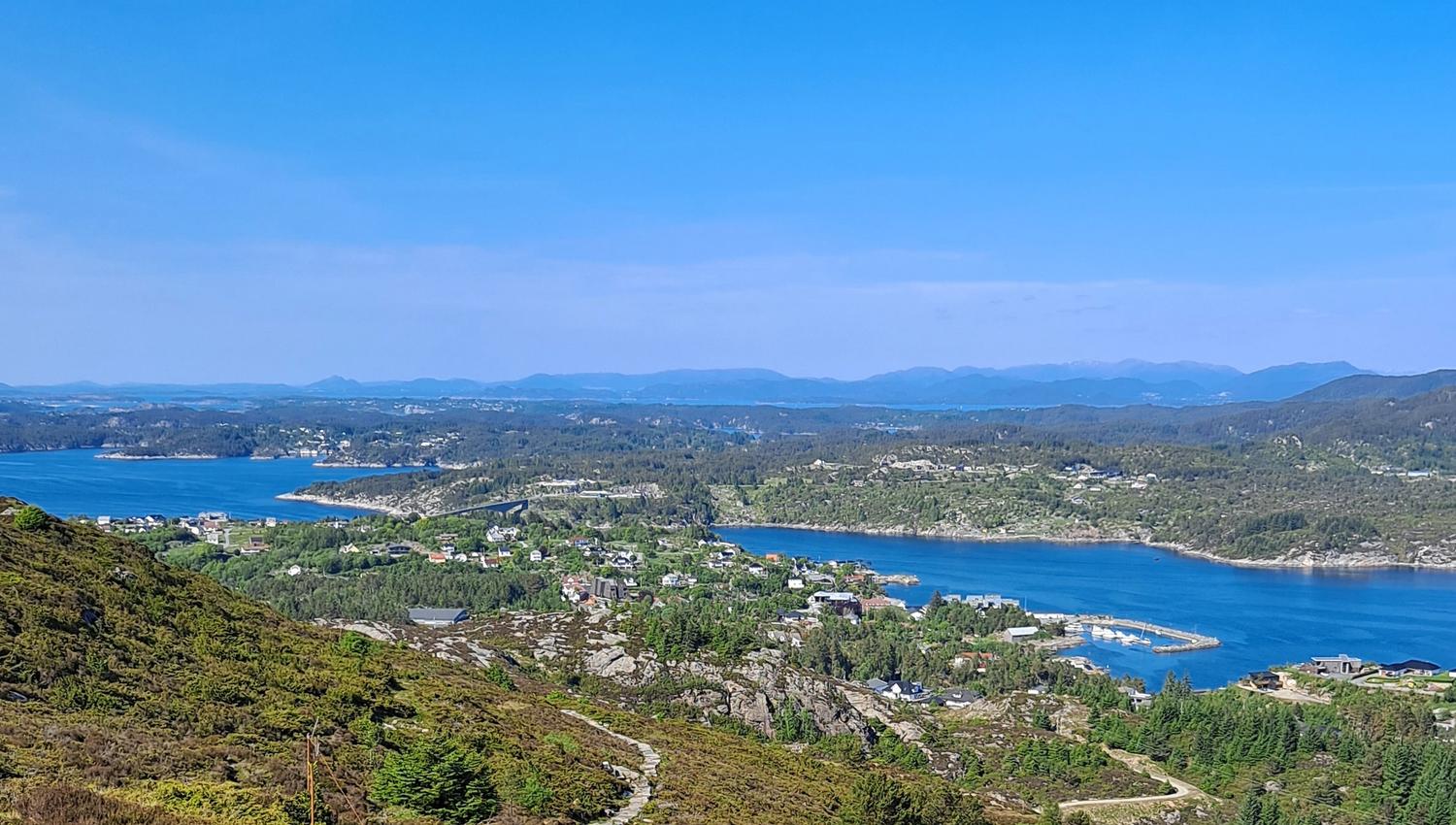 The hike starts in Bekkjarvik by the sea