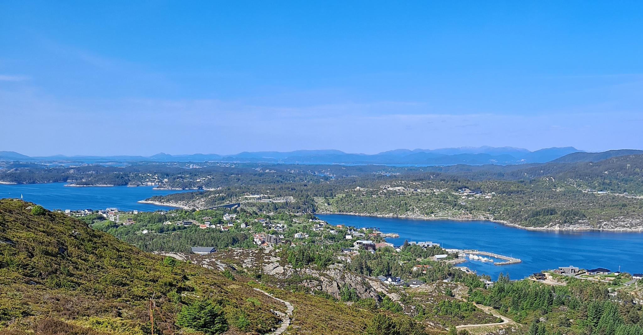 The hike starts in Bekkjarvik by the sea