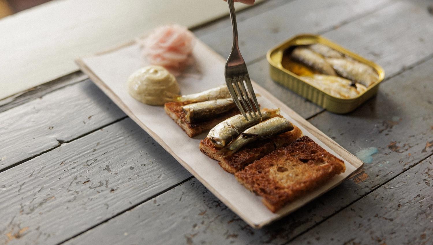 Ekte, gode smaker, lokale råvarer og andre delikatesser bugner i Butikken – der du både kan handle til ditt eget kjøkken eller nyte en deilig lunsj i vakre omgivelser.