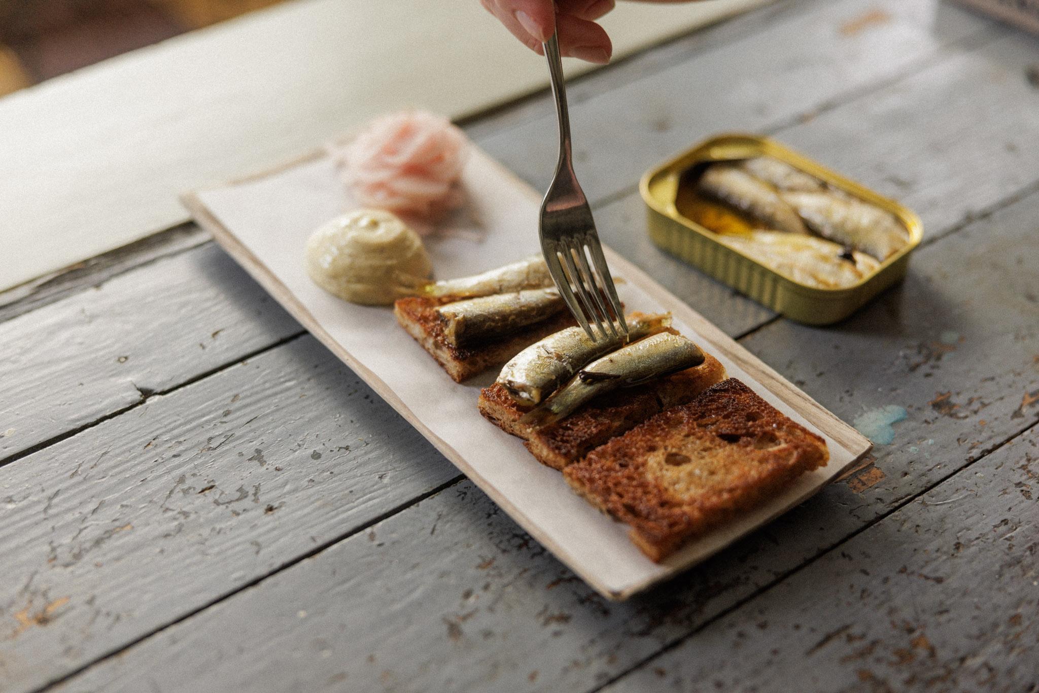 Ekte, gode smaker, lokale råvarer og andre delikatesser bugner i Butikken – der du både kan handle til ditt eget kjøkken eller nyte en deilig lunsj i vakre omgivelser.