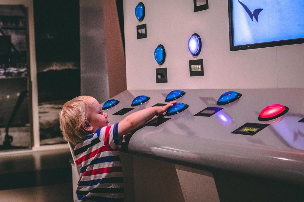 gutt leker på DuVerden i Porsgrunn