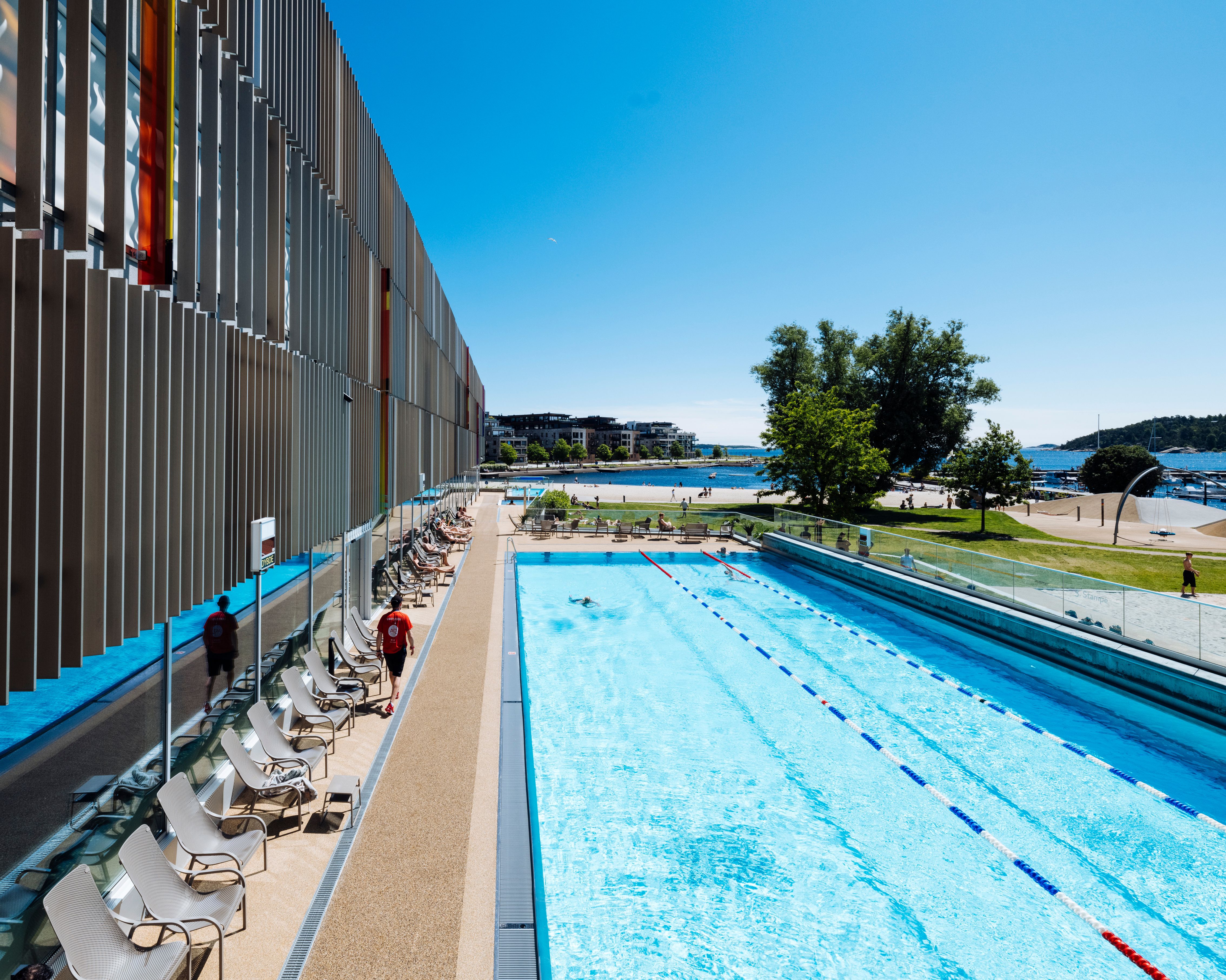 Utebassengene er åpne året rundt! Med en temperatur opp til 38 grader kan man nyte all slags vær med flott utsikt over Bystranda.