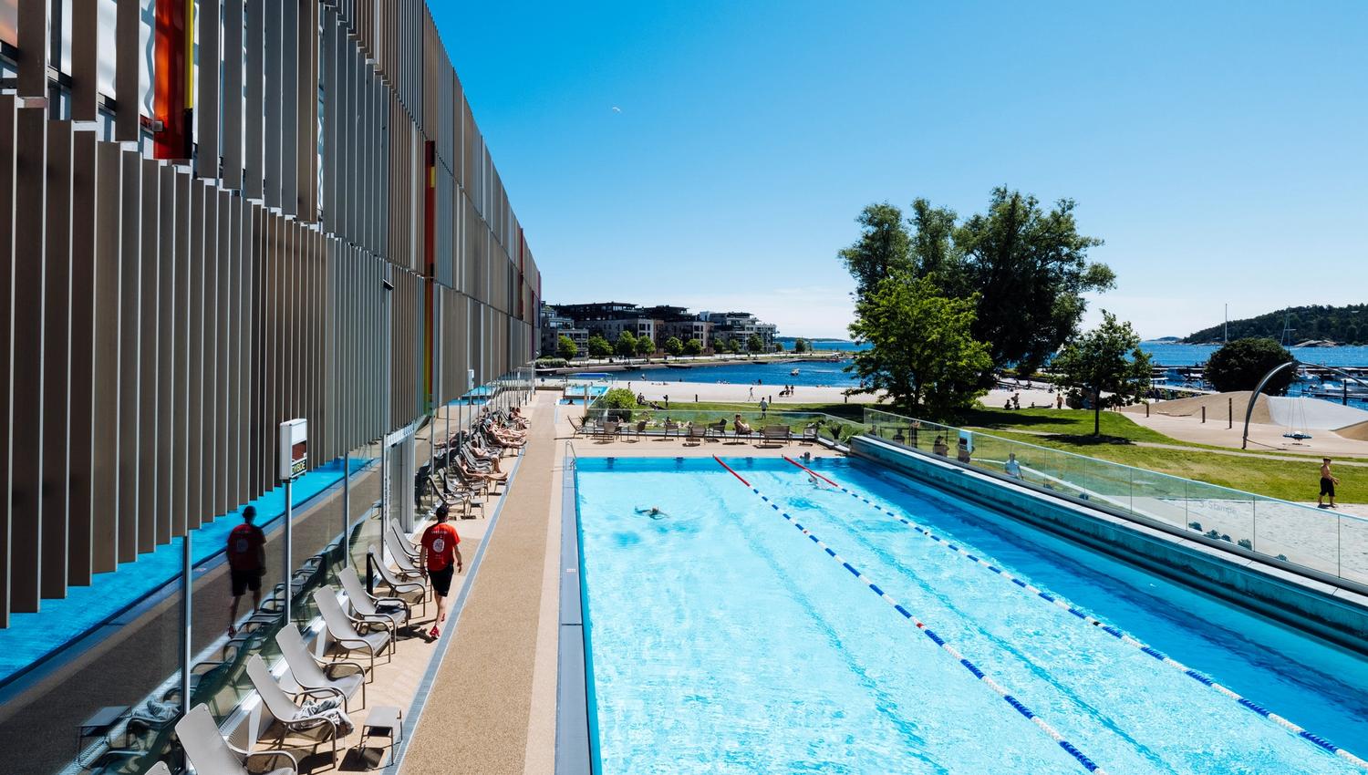 Utebassengene er åpne året rundt! Med en temperatur opp til 38 grader kan man nyte all slags vær med flott utsikt over Bystranda.