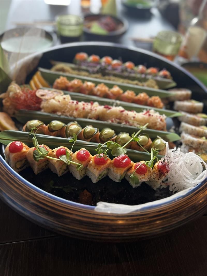 Sushi lagt opp lekker i mønster på ett fat