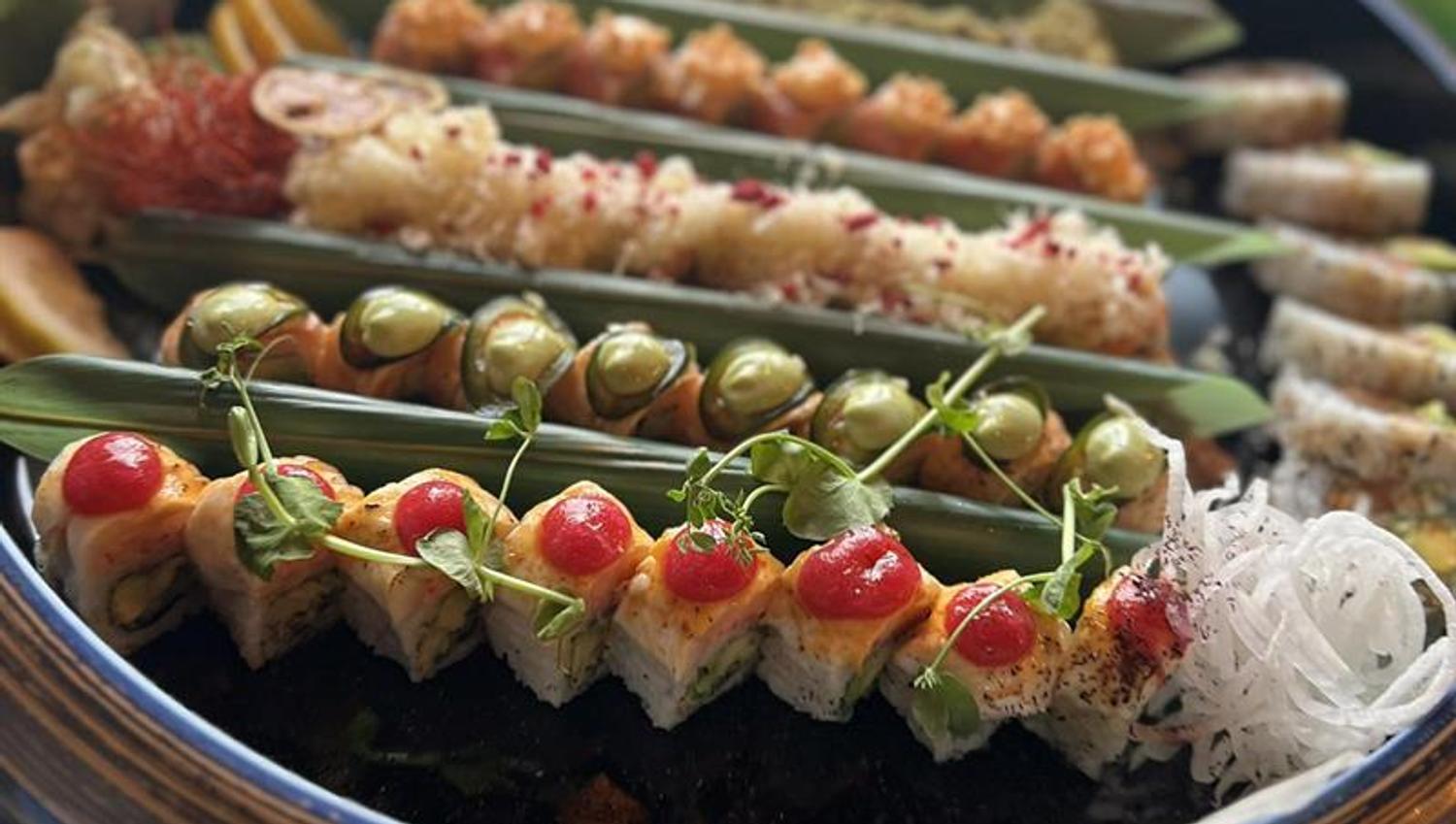 Sushi lagt opp lekker i mønster på ett fat