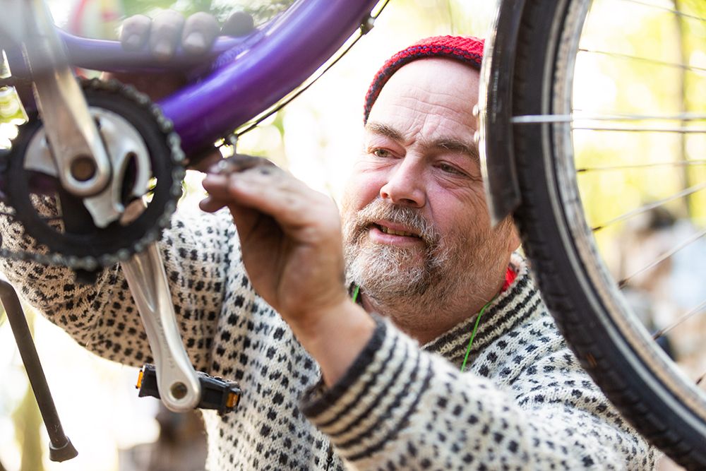 "Sykkelknut" is repairing bicycles 