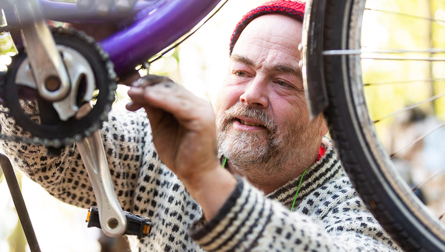 "Sykkelknut" is repairing bicycles