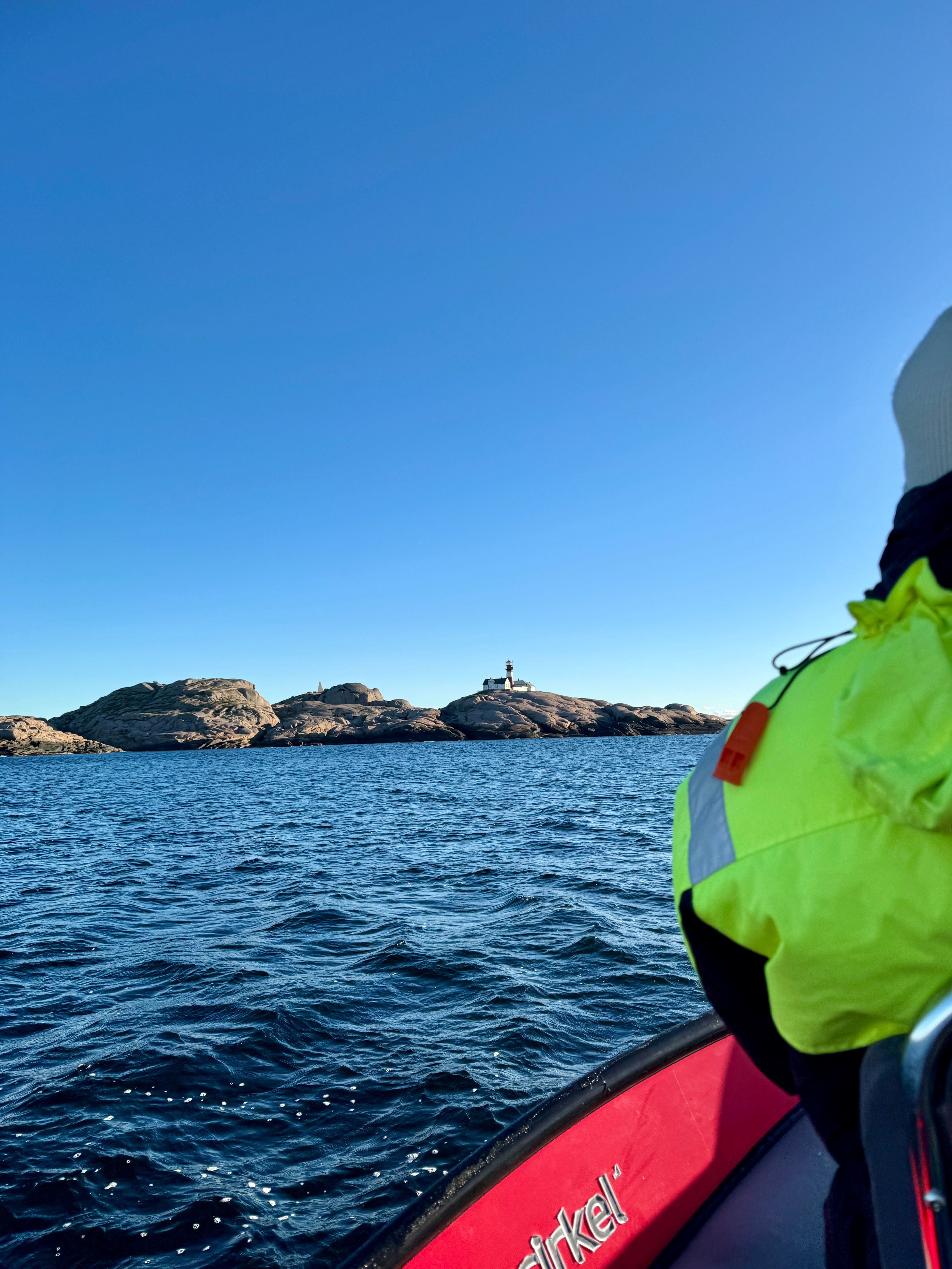Ryvingen fyr, sett fra RIBB båt på sjøen