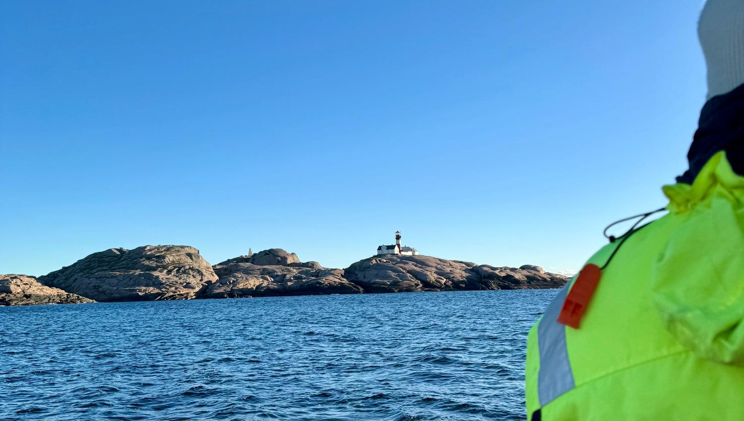 Ryvingen fyr, sett fra RIBB båt på sjøen