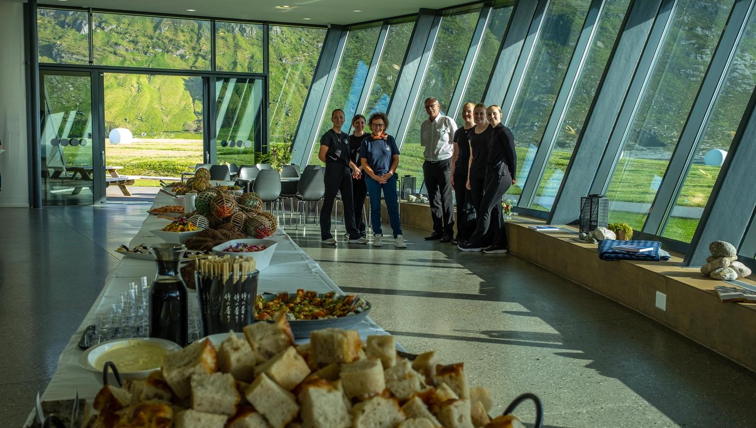 Selskap med buffet på Alnes fyr og opplevelsessenter