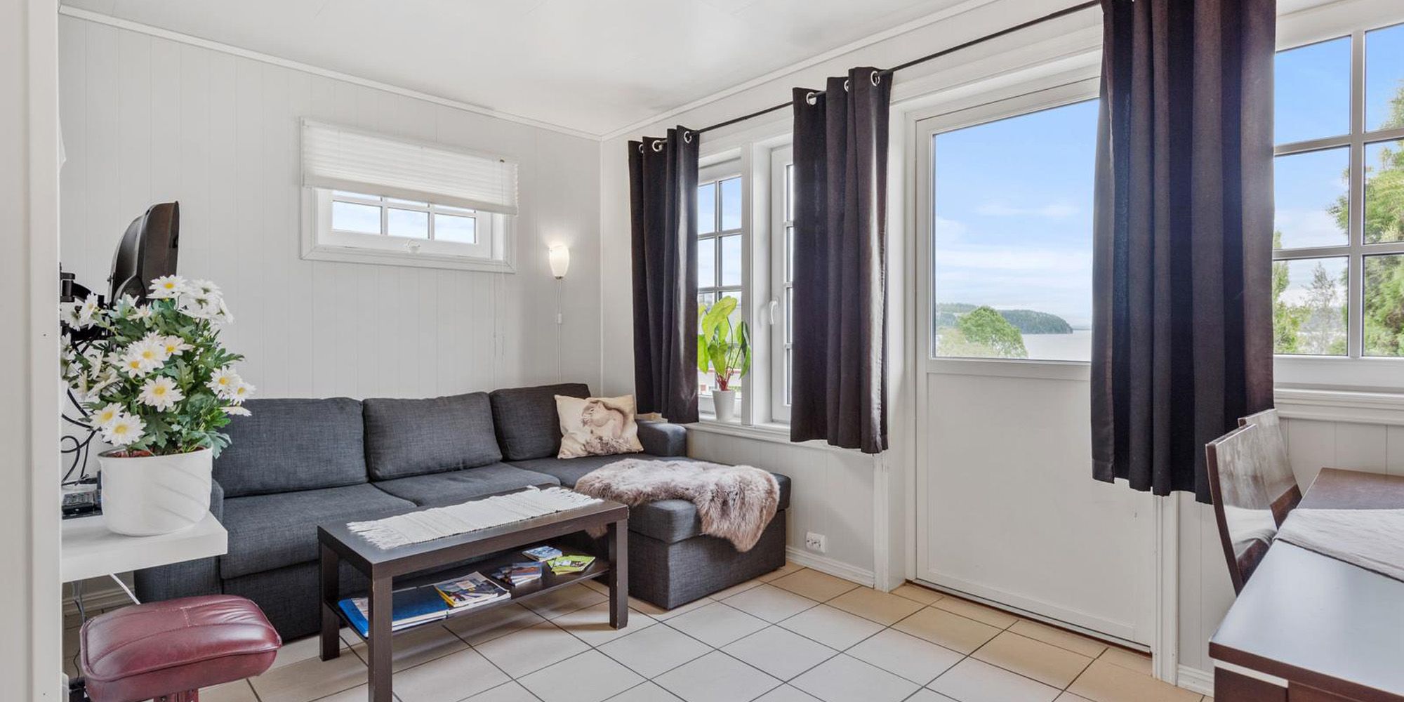 Living room in cabin 7