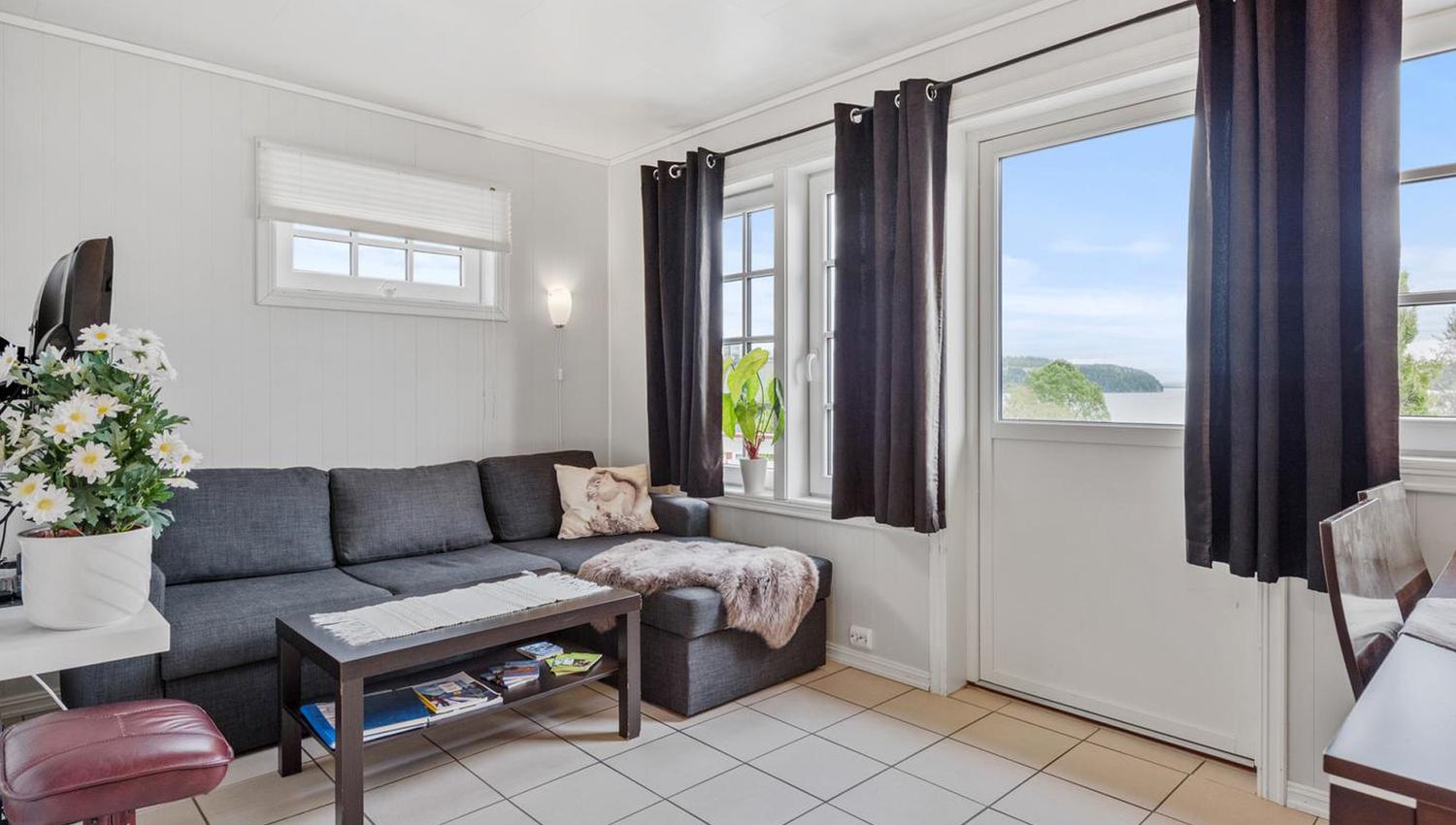 Living room in cabin 7