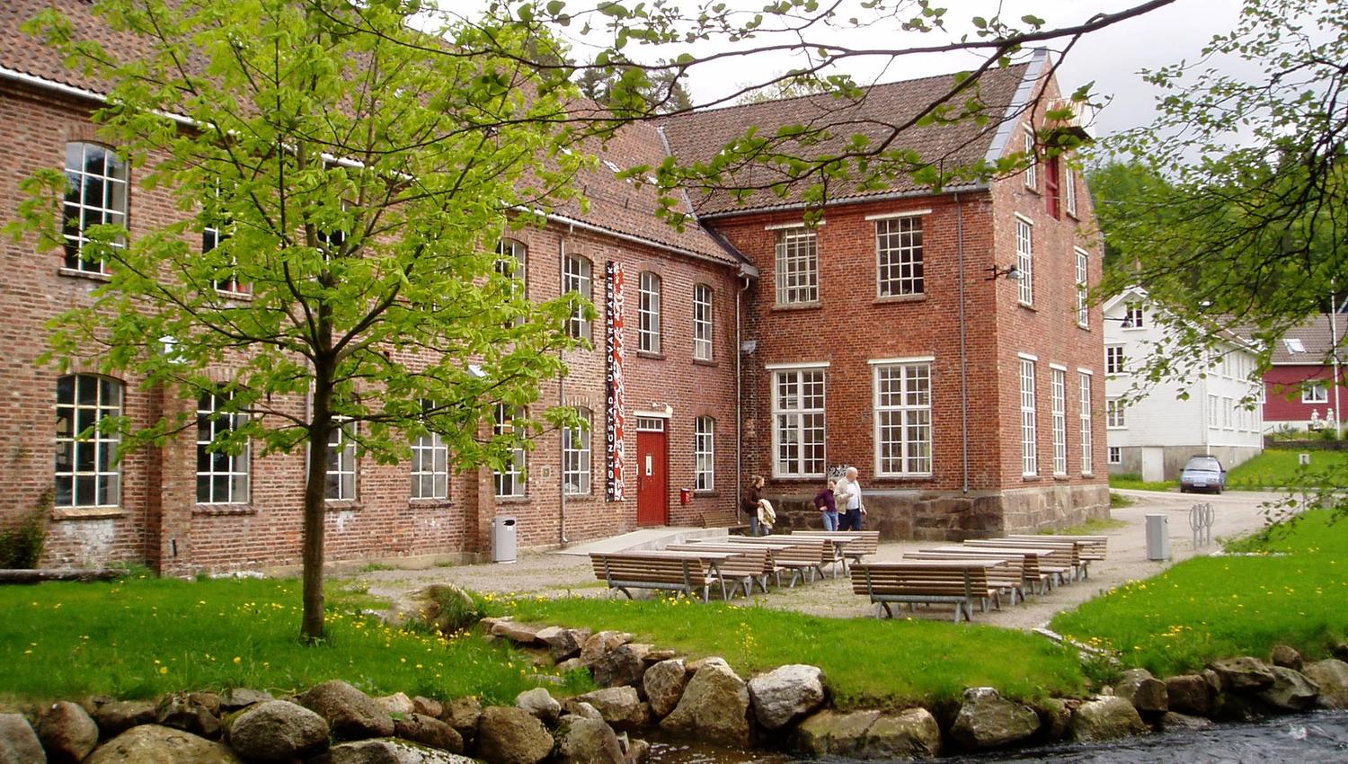 The building of the wool factory