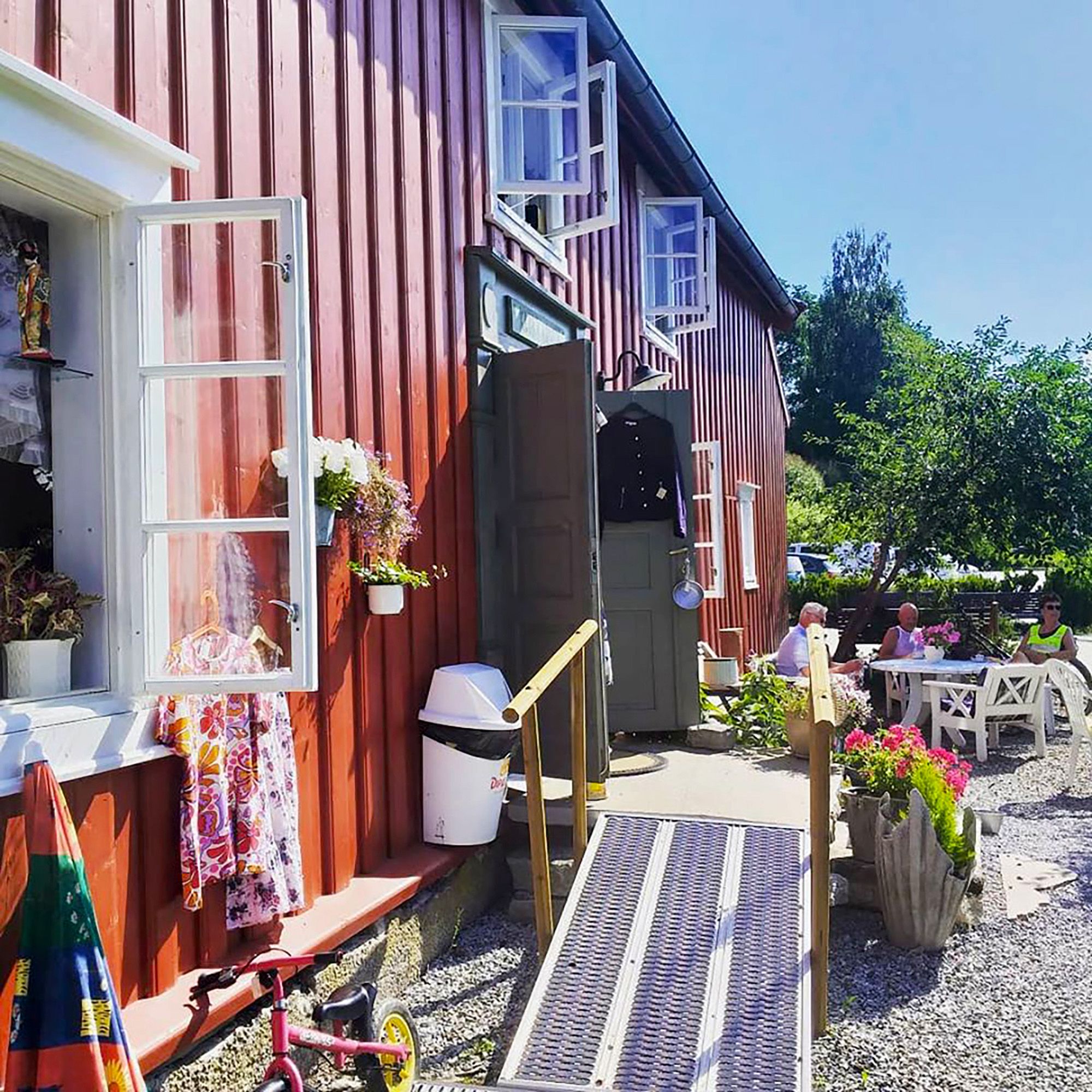 Uteservering i fint vær hos Kjerringa me' Straumen