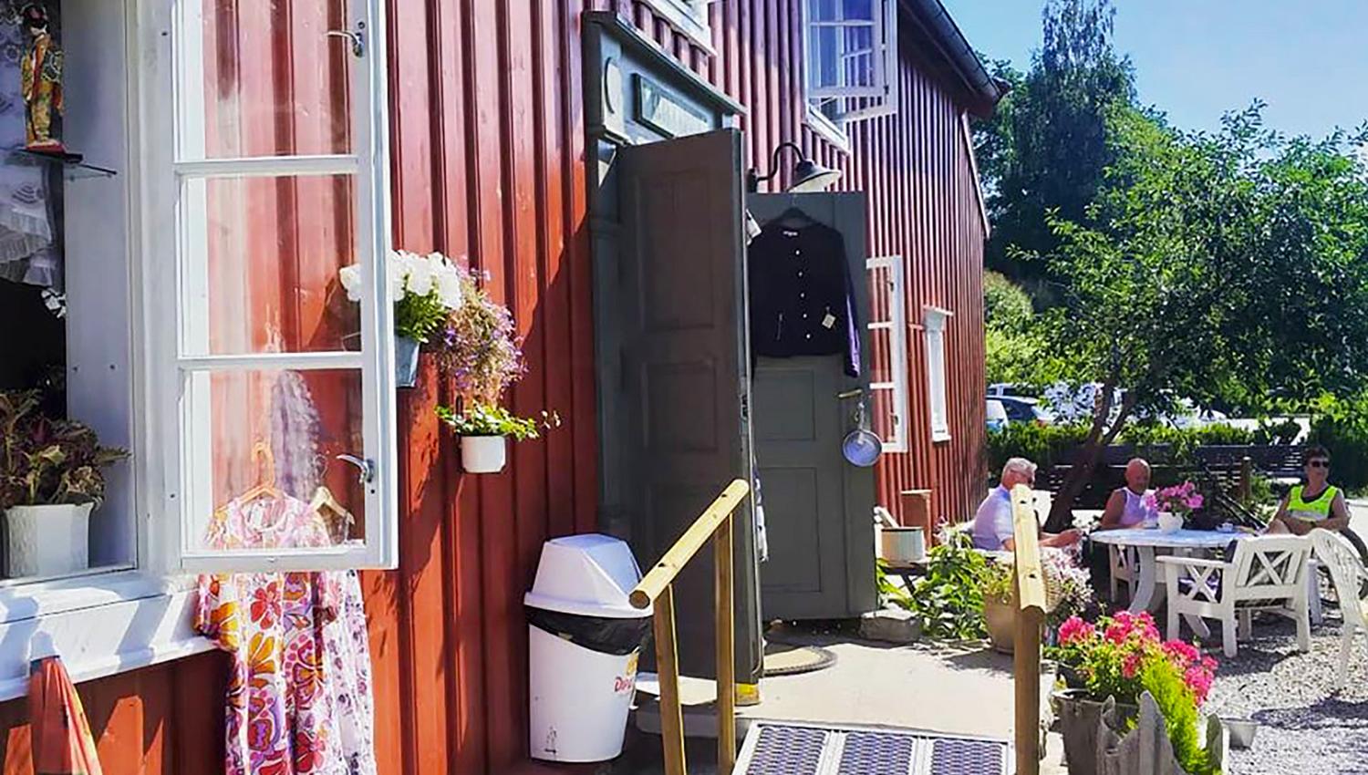 Uteservering i fint vær hos Kjerringa me' Straumen