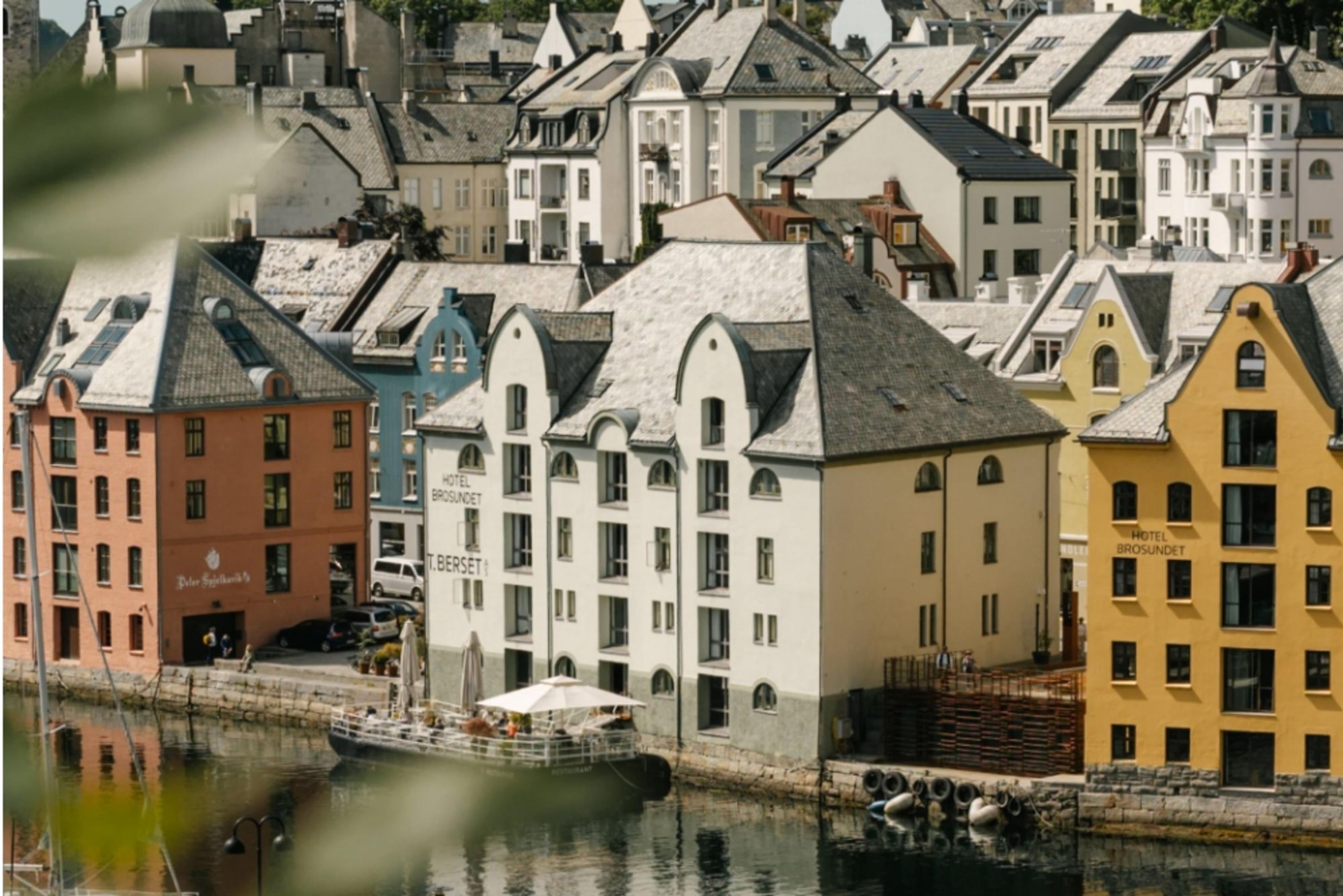 Restauranten ligger idyllisk til midt i Brosundet.