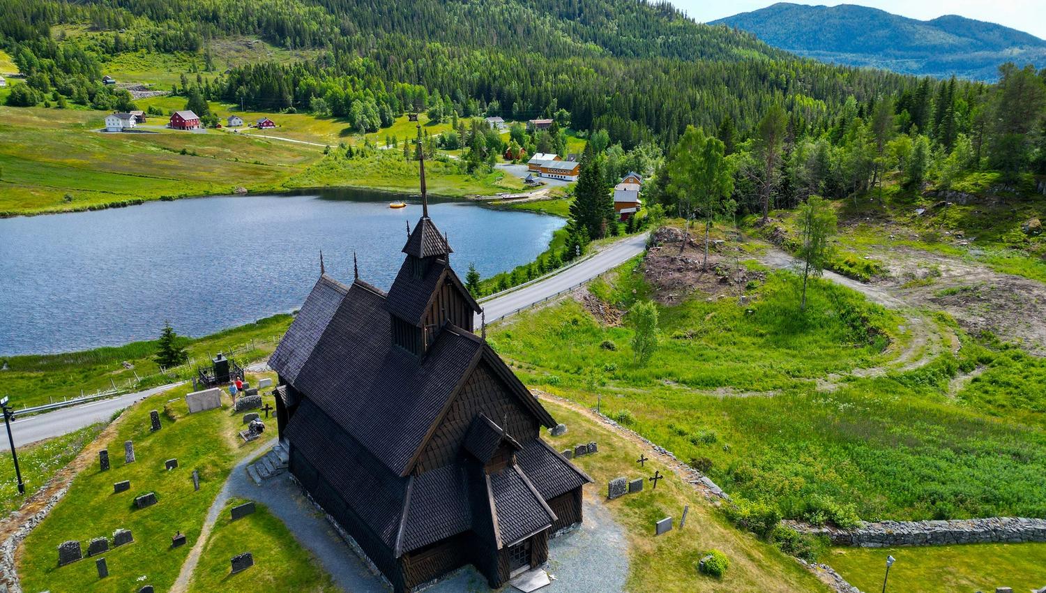 Eidsborg stavkyrkje med Eidsborgtjønna - dronebilete.