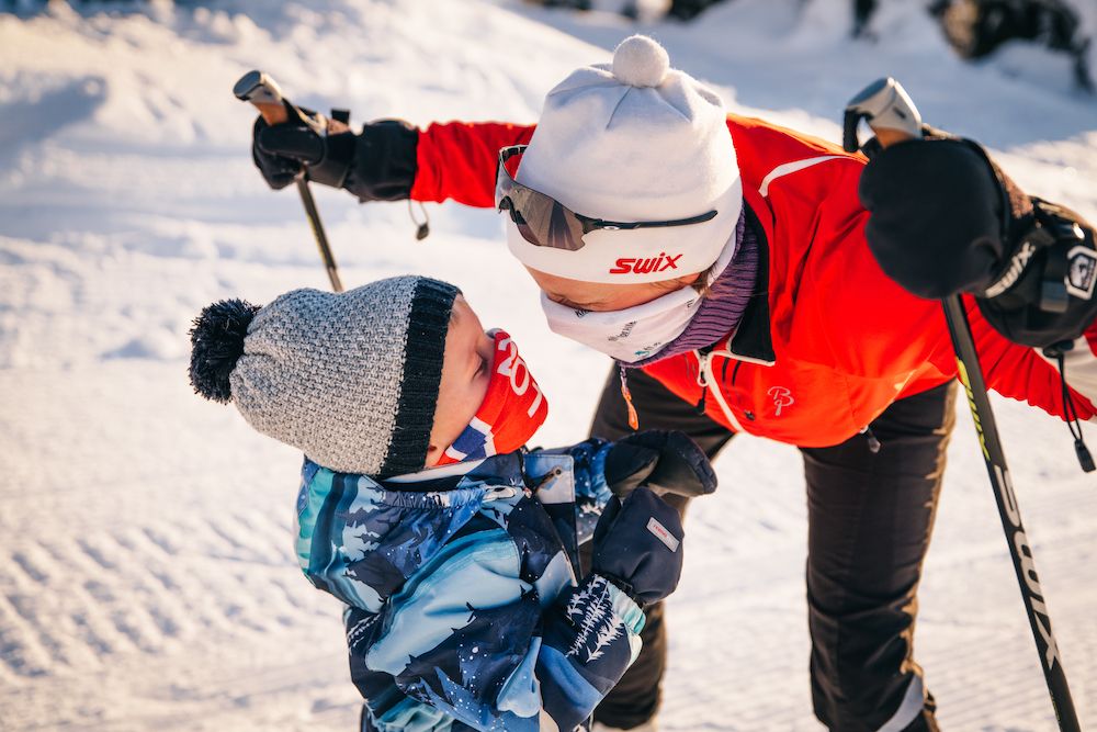 mor og sønn ser glad på hverandre under skituren på Lifjell