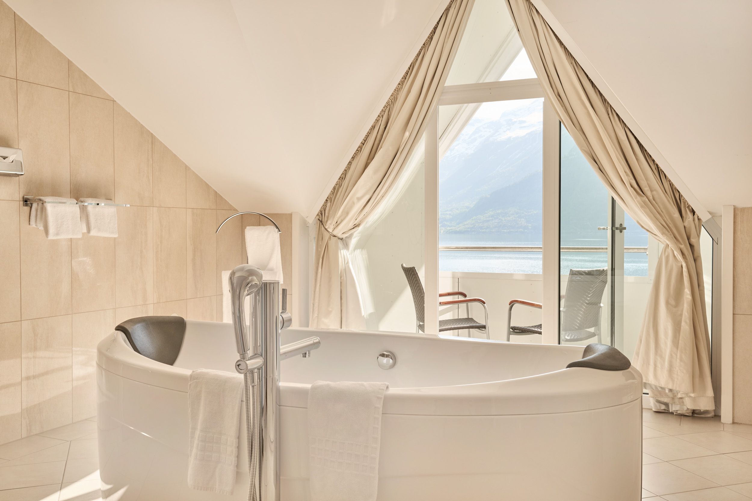 Lyst og luksuriøst bad med utsikt over Hardangerfjorden på Hotel Ullensvang.