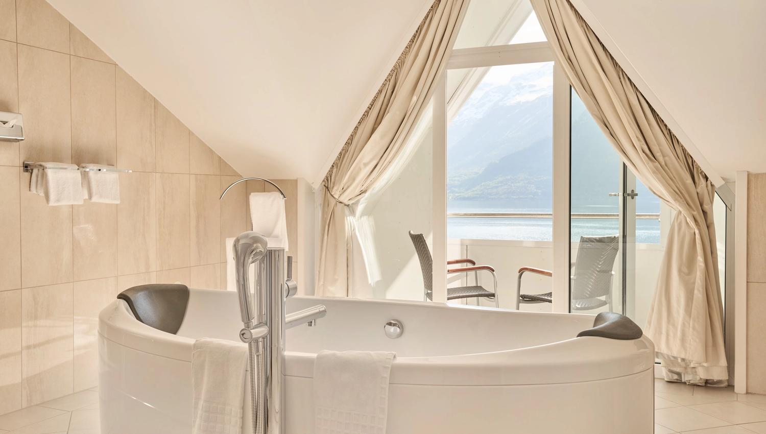 Lyst og luksuriøst bad med utsikt over Hardangerfjorden på Hotel Ullensvang.