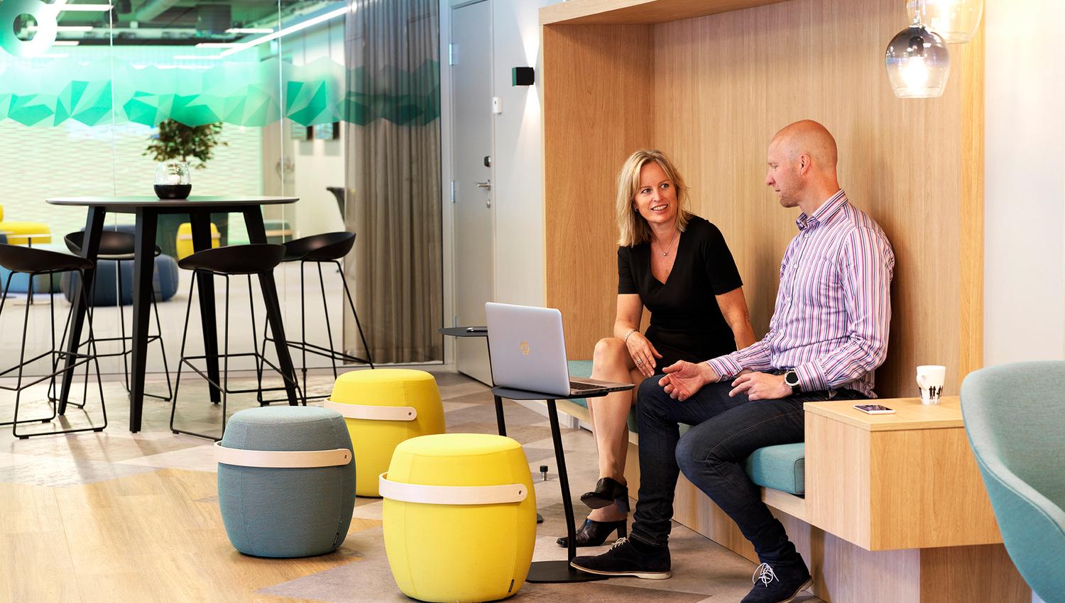 Sitteseksjon med to personer som sitter.