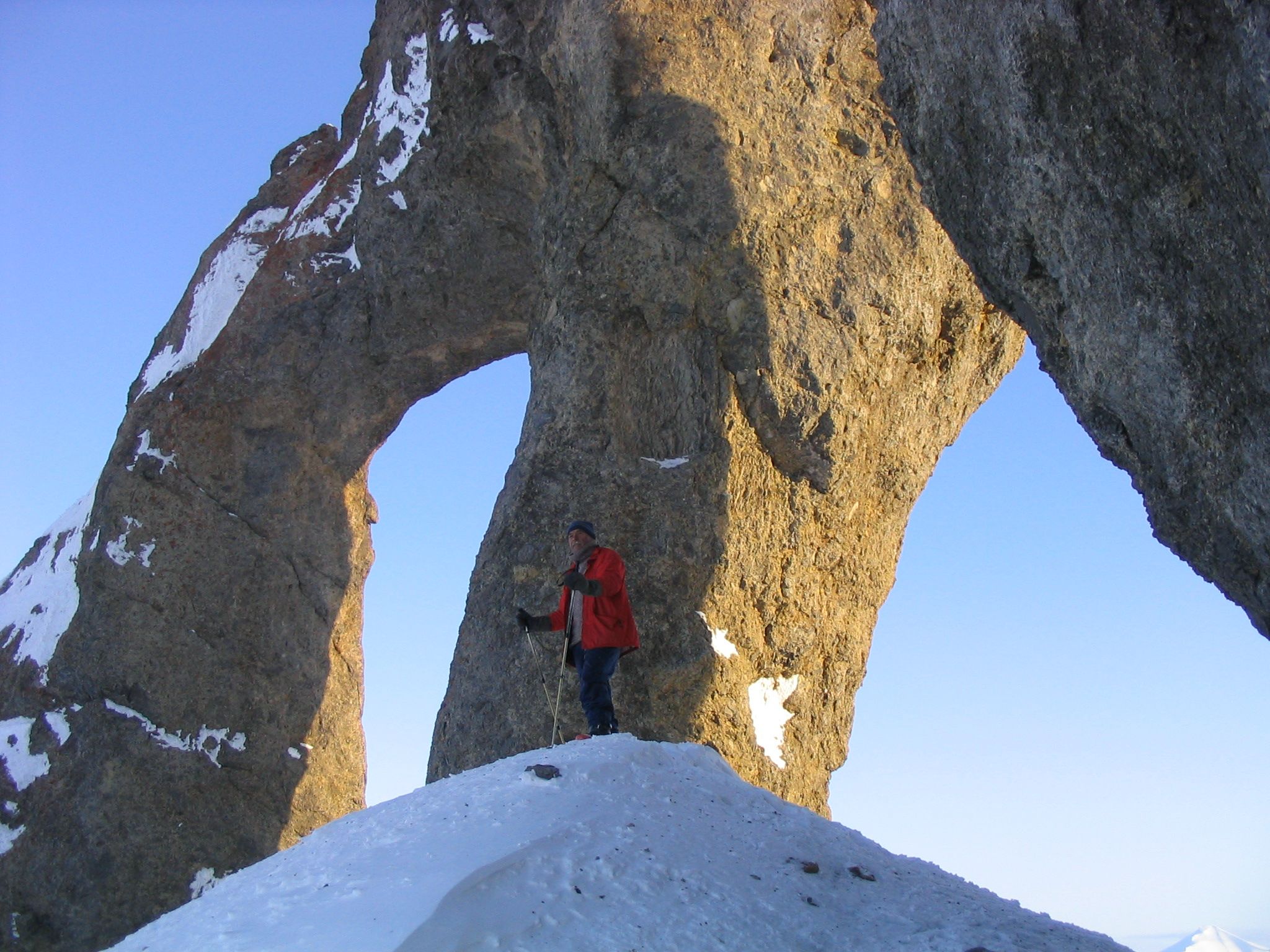 En person som står under en fjellformasjon kalt Tarantellen