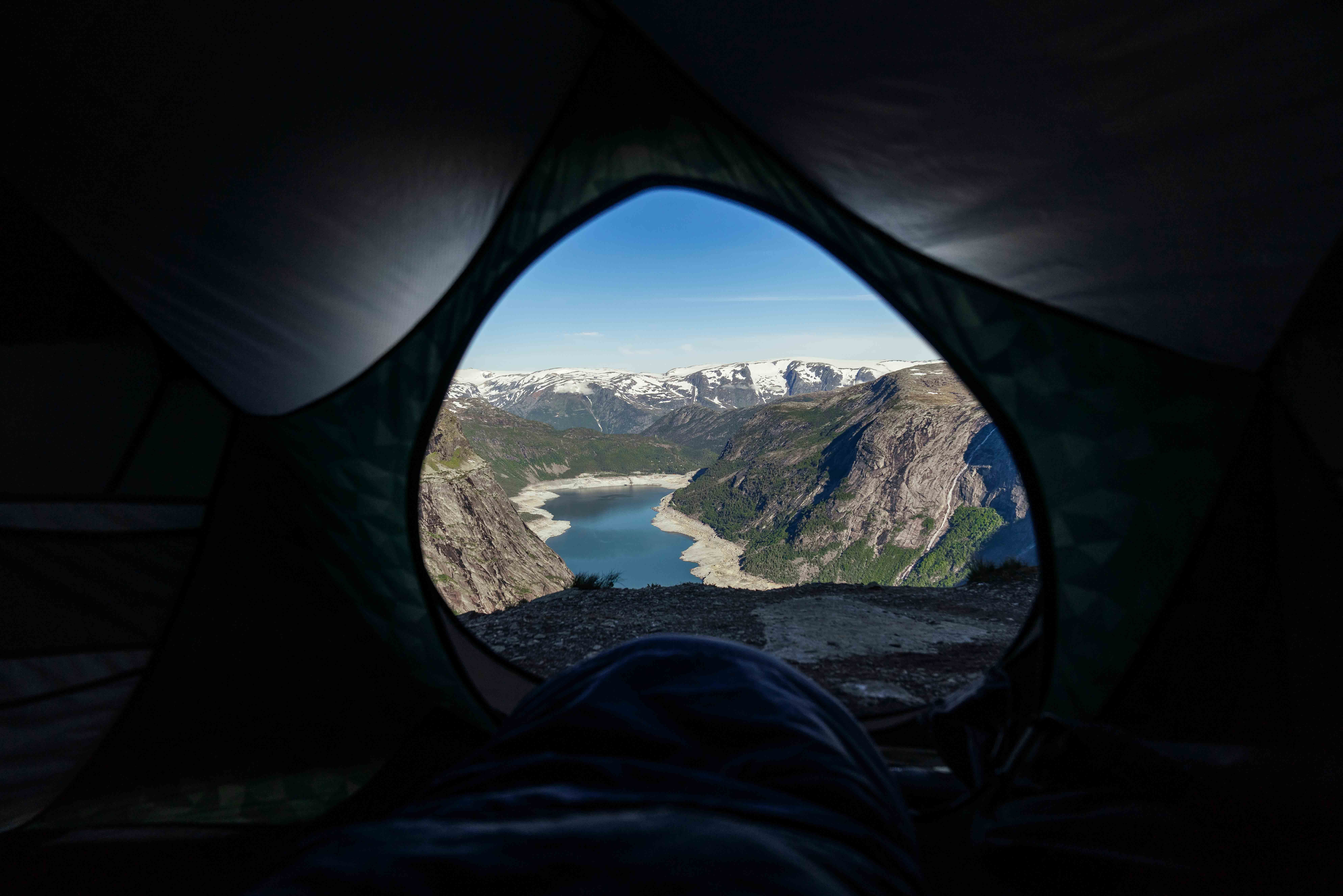 Gruppe på vandring tar ein pause for å nyte den storslåtte utsikta over Hardangerfjorden.