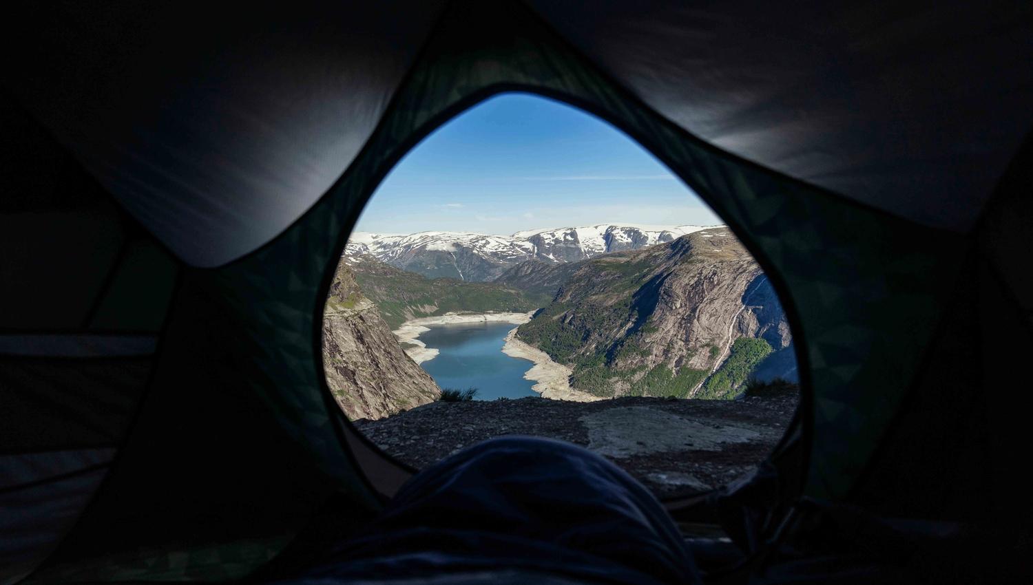 Gruppe på vandring tar ein pause for å nyte den storslåtte utsikta over Hardangerfjorden.