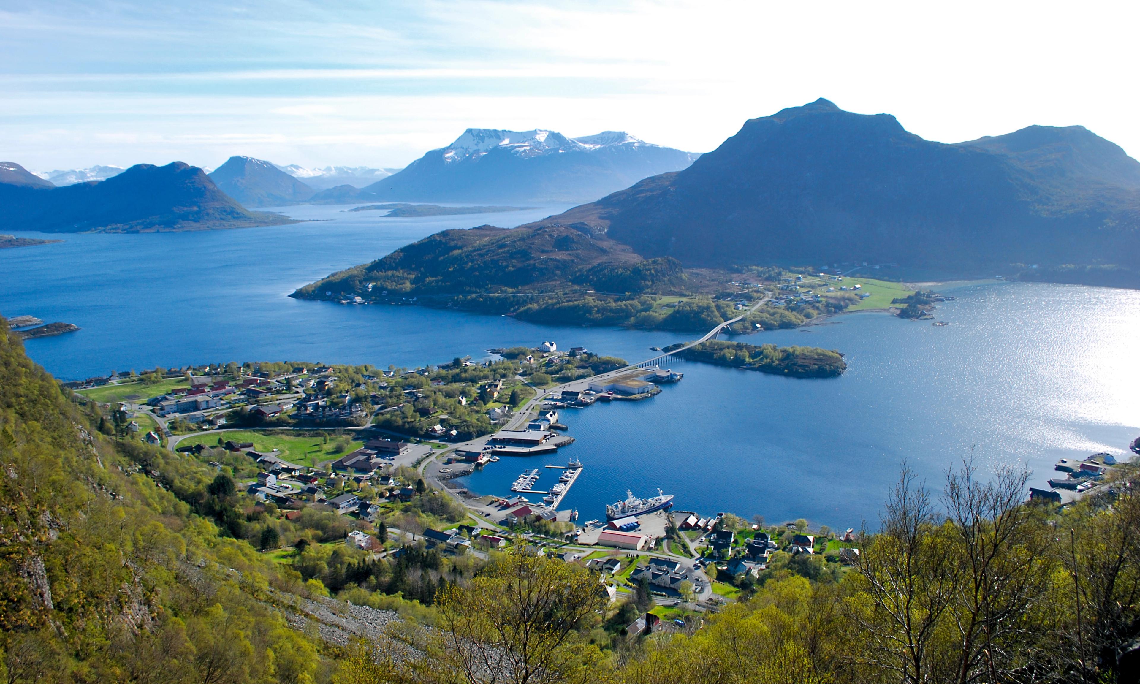 Rutebuss til Midsund for tur til Digergubben - en av Midsundtrappene